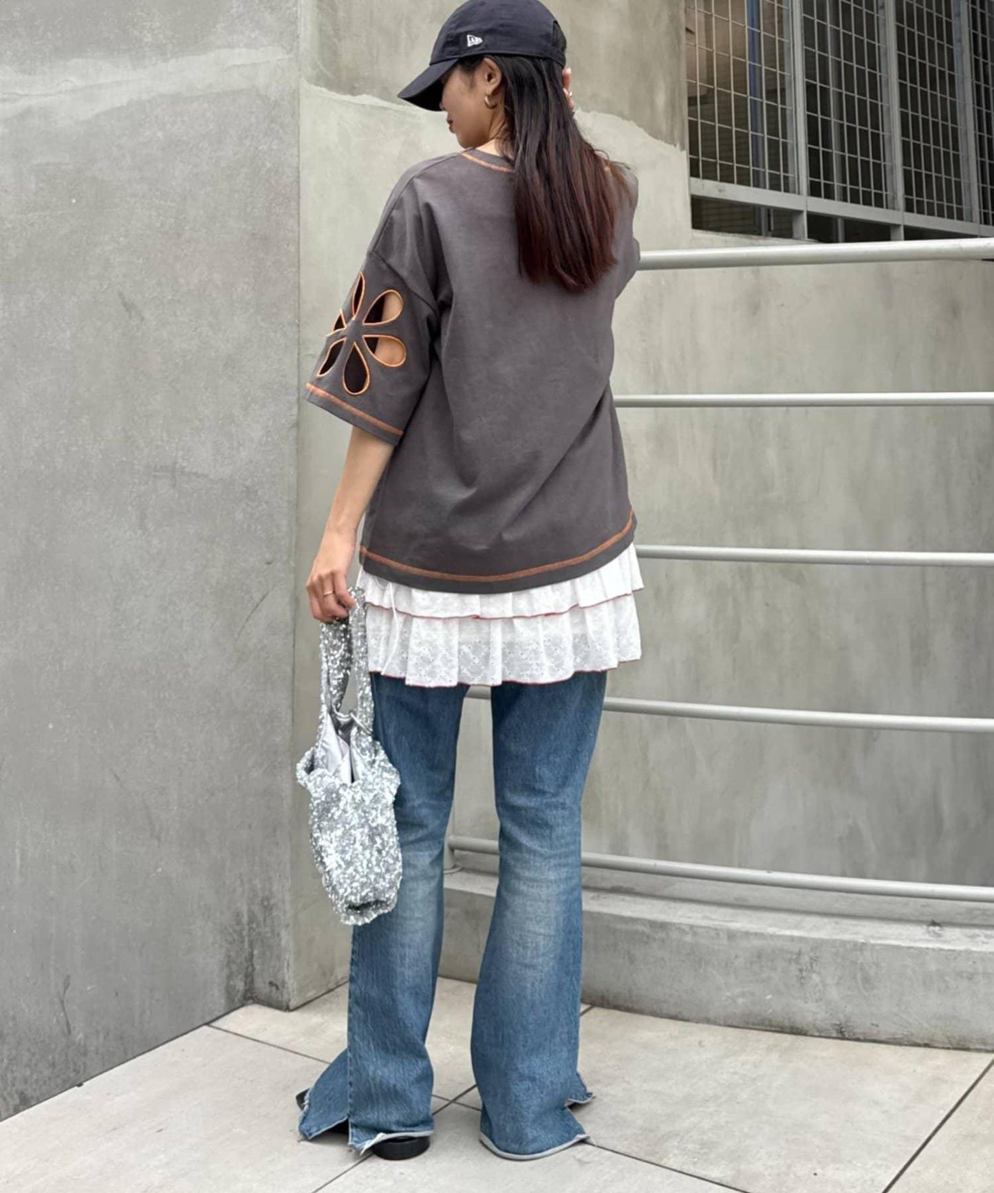 【HELLO.SANFRANCISCO】花朵剪裁寬鬆T恤