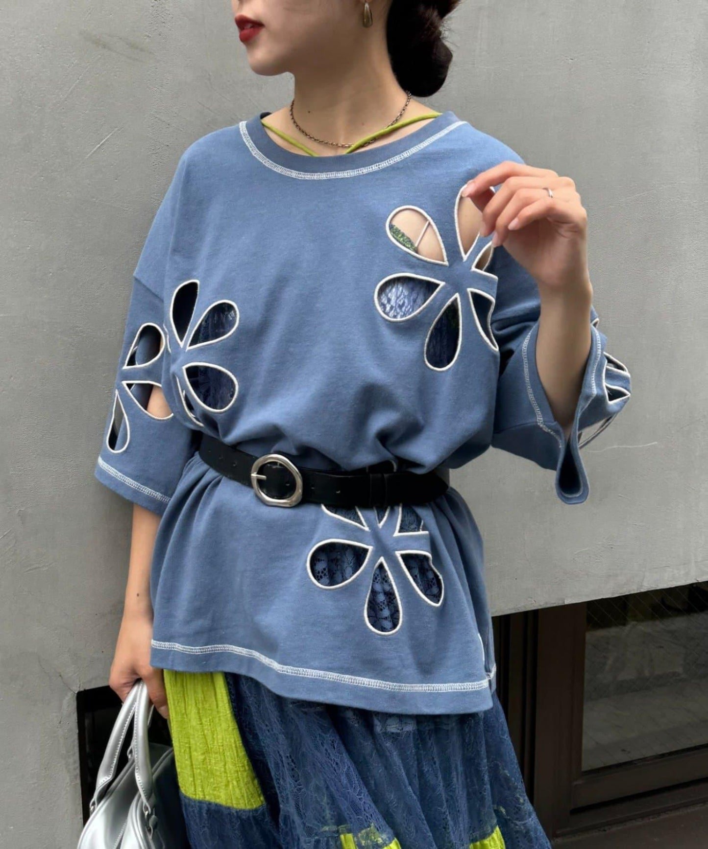 【HELLO.SANFRANCISCO】花朵剪裁寬鬆T恤