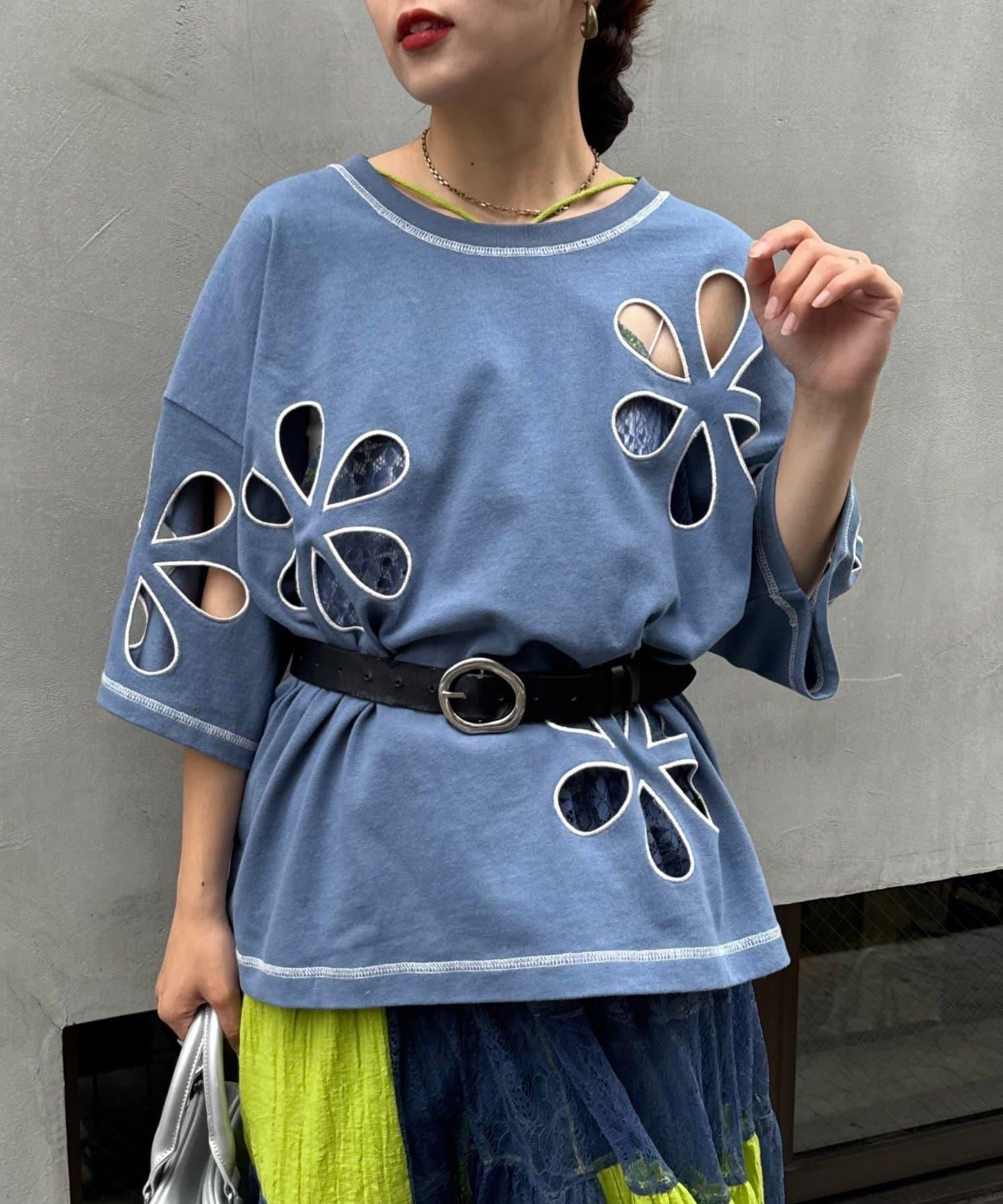 【HELLO.SANFRANCISCO】花朵剪裁寬鬆T恤