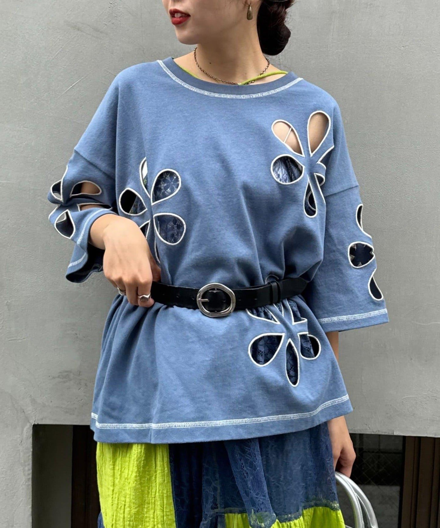 【HELLO.SANFRANCISCO】花朵剪裁寬鬆T恤