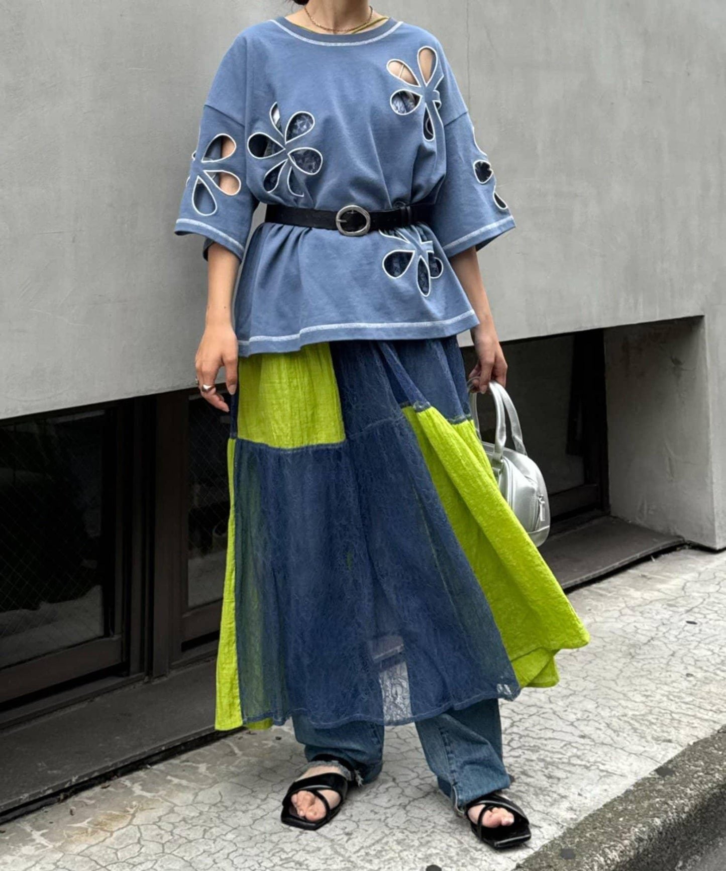 【HELLO.SANFRANCISCO】花朵剪裁寬鬆T恤