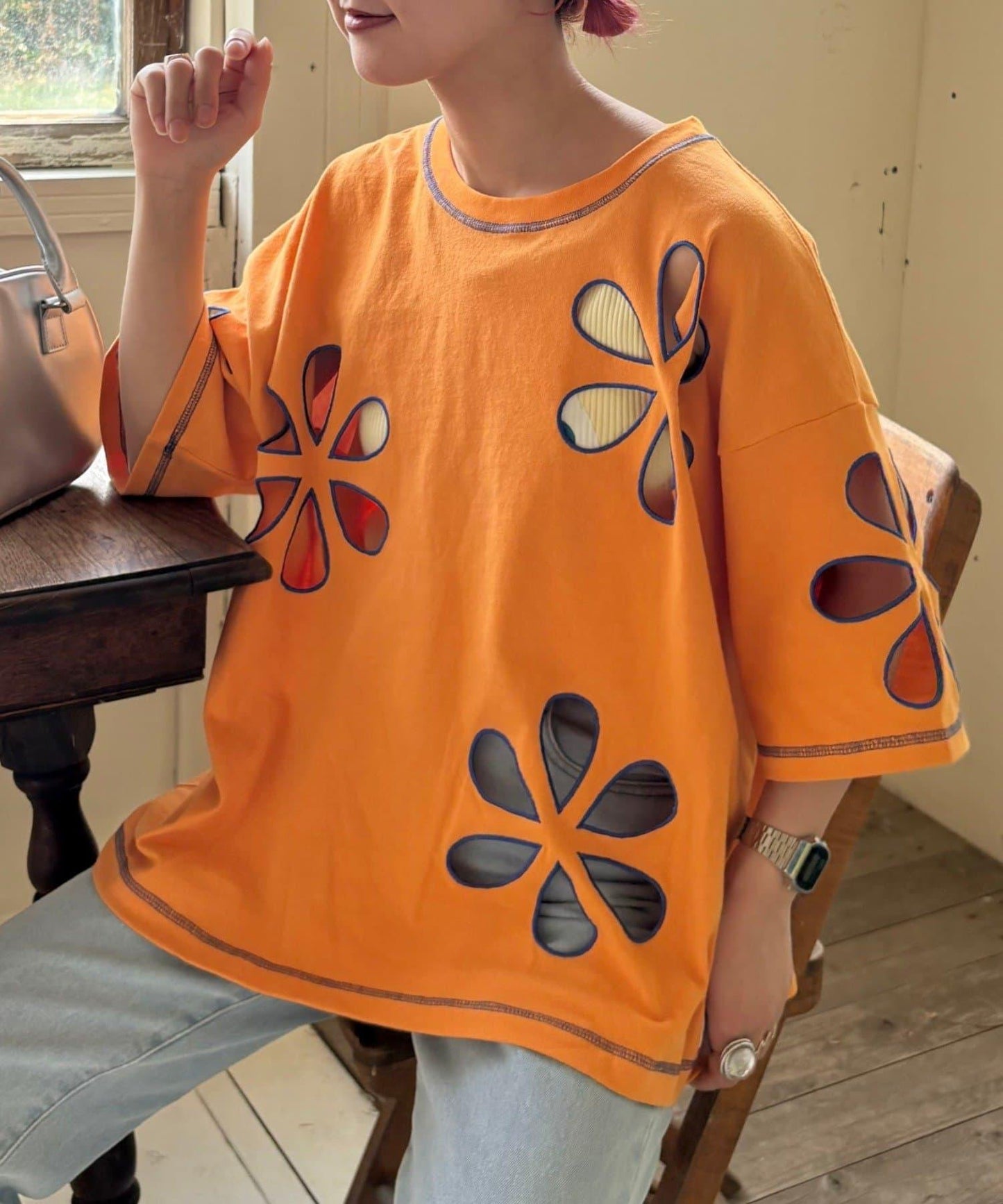 【HELLO.SANFRANCISCO】花朵剪裁寬鬆T恤