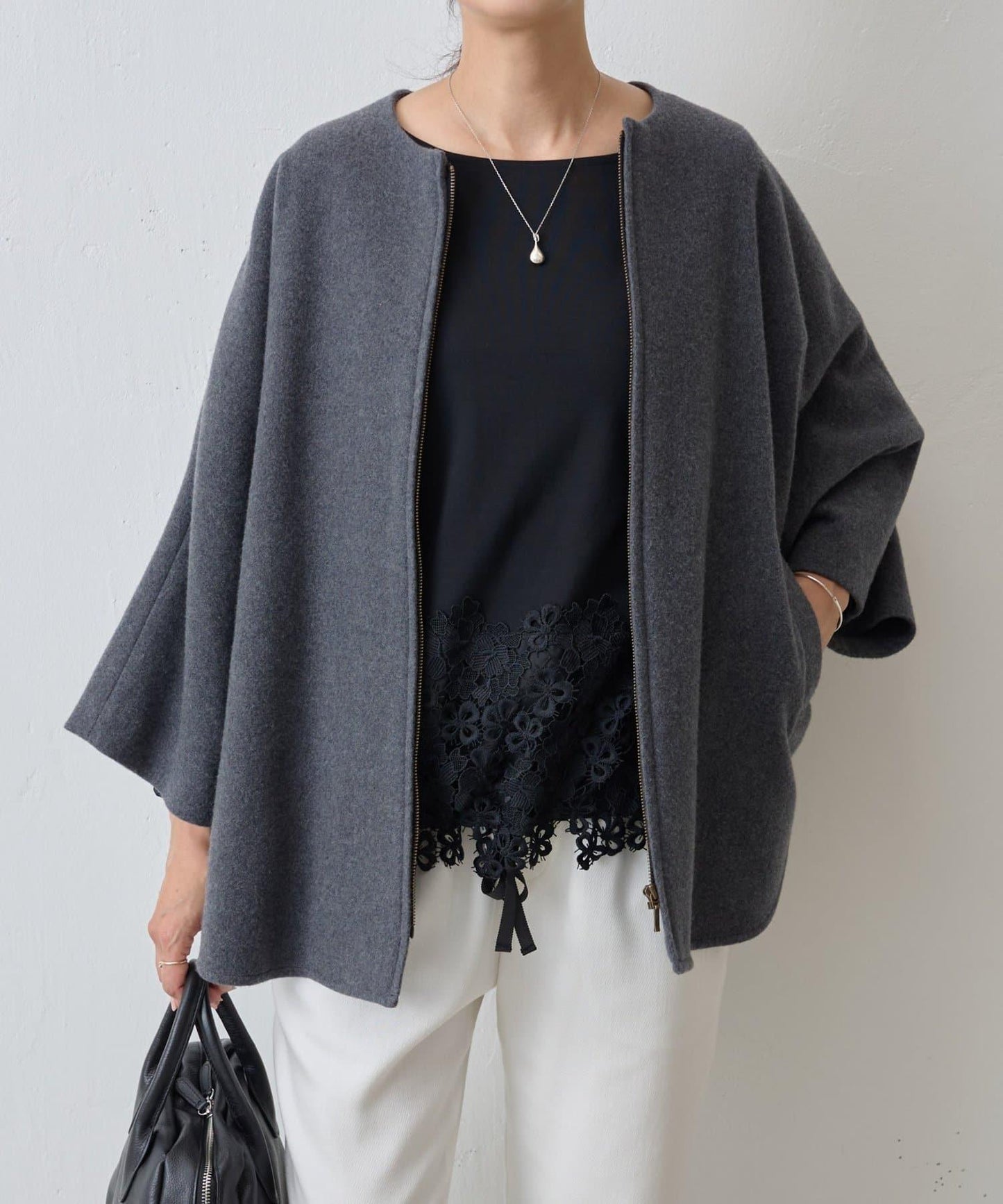 下襬蕾絲修身T恤