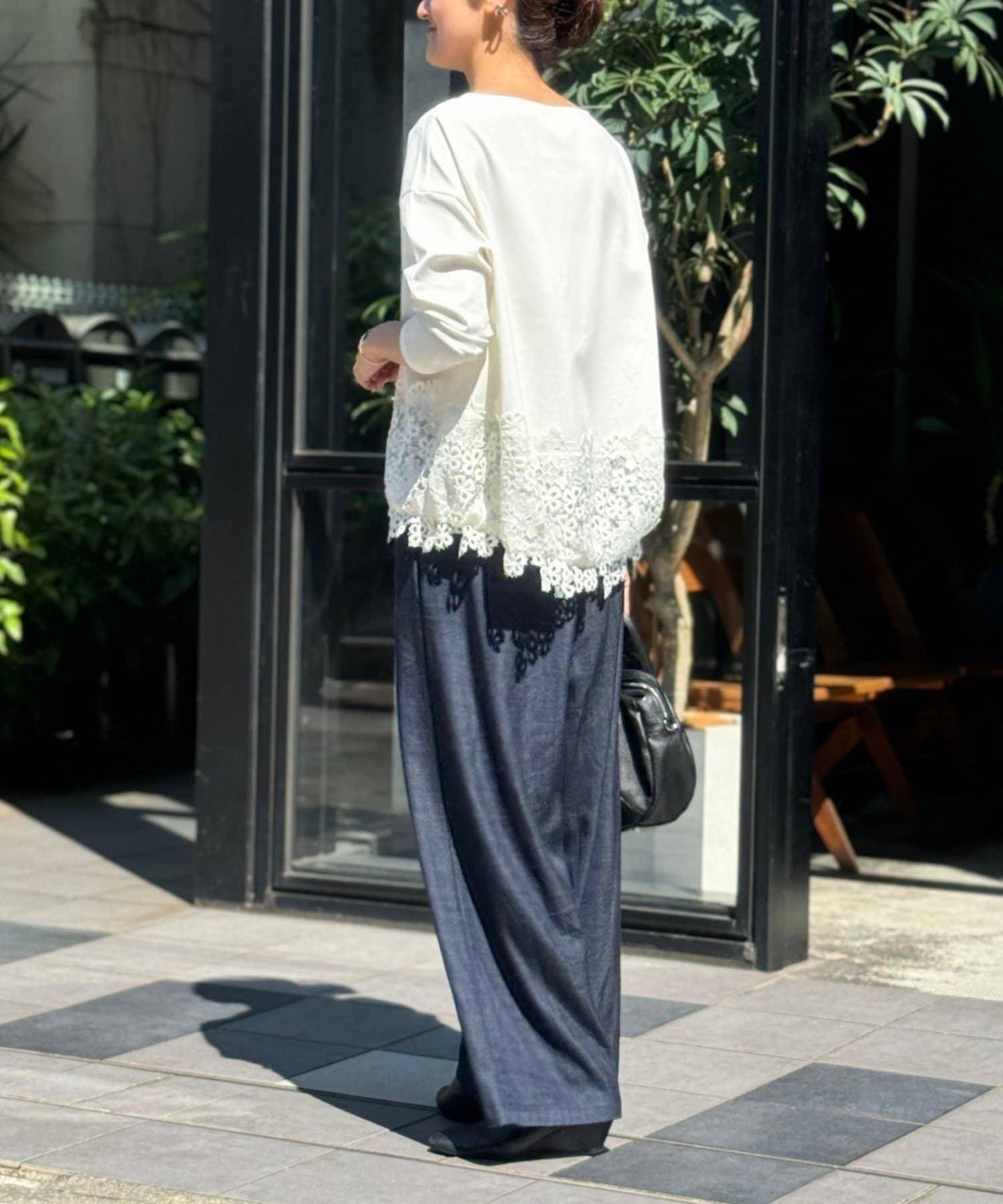 下襬蕾絲修身T恤