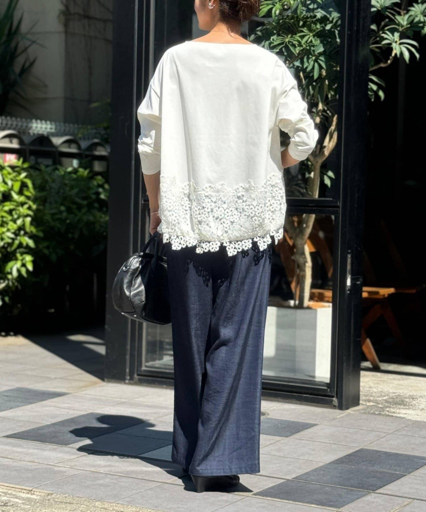 下襬蕾絲修身T恤