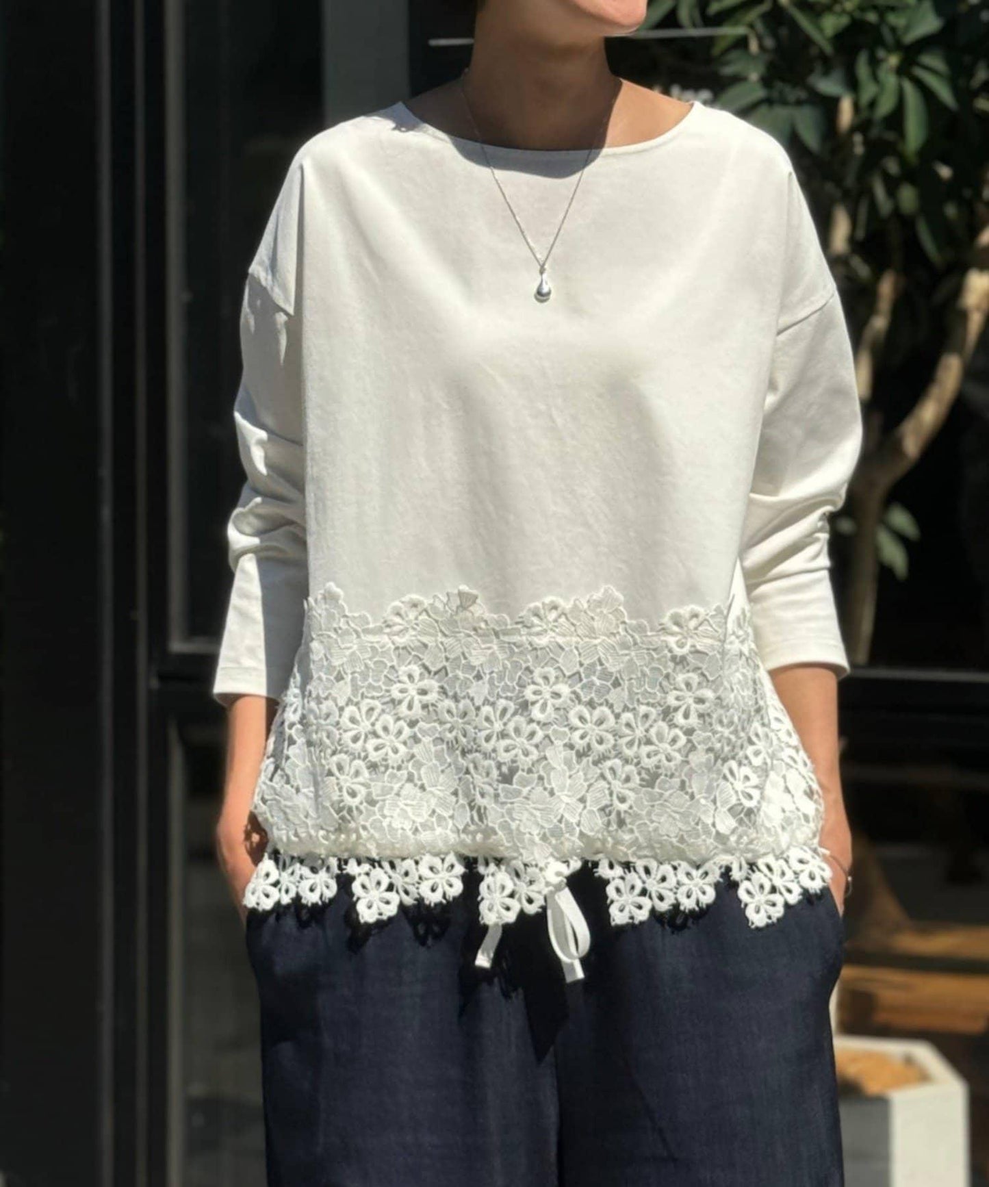 下襬蕾絲修身T恤