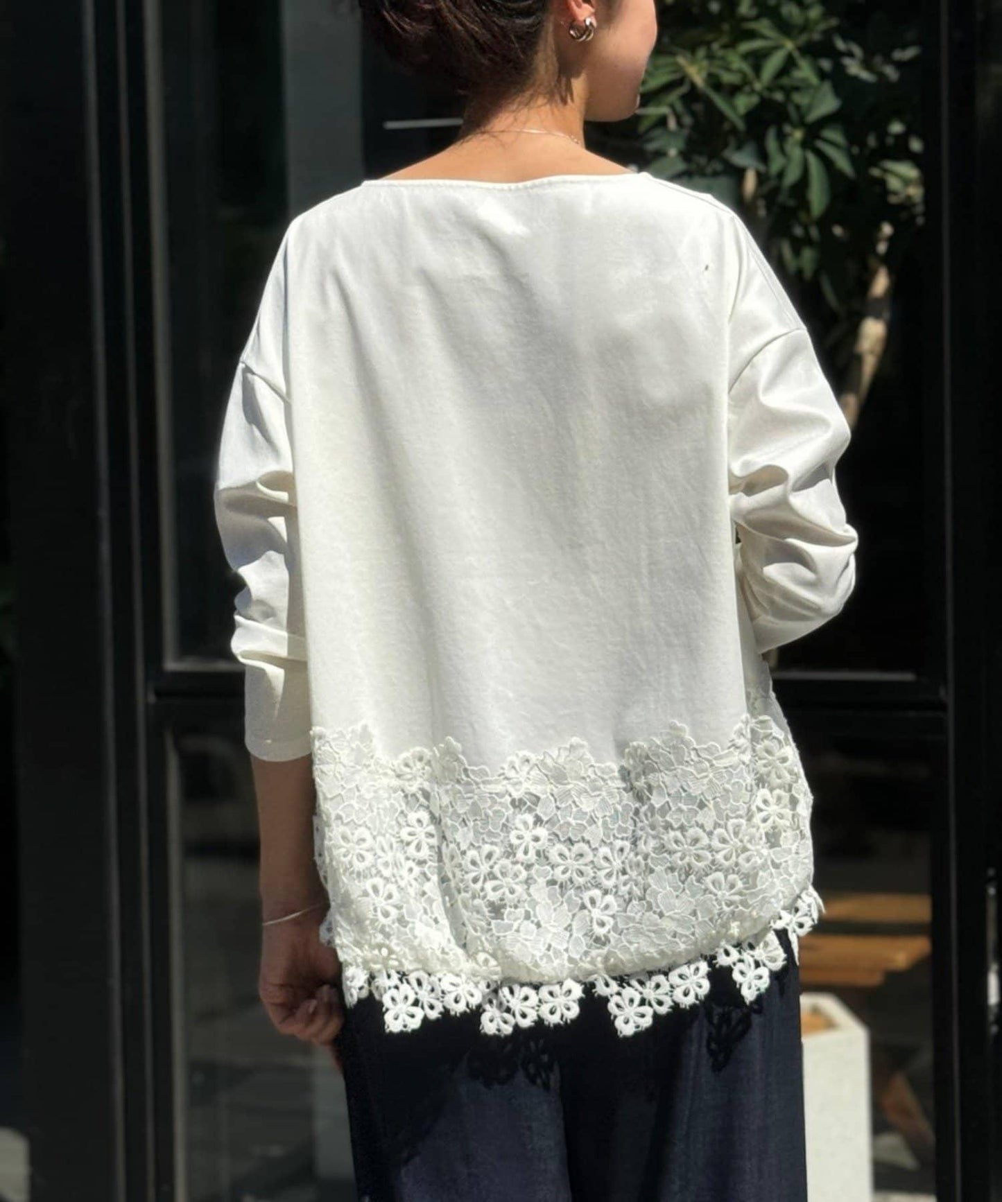 下襬蕾絲修身T恤