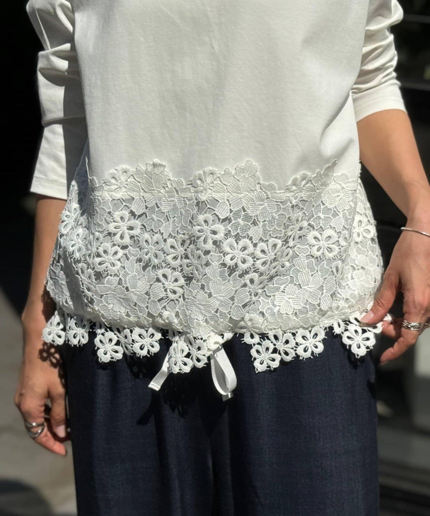 下襬蕾絲修身T恤