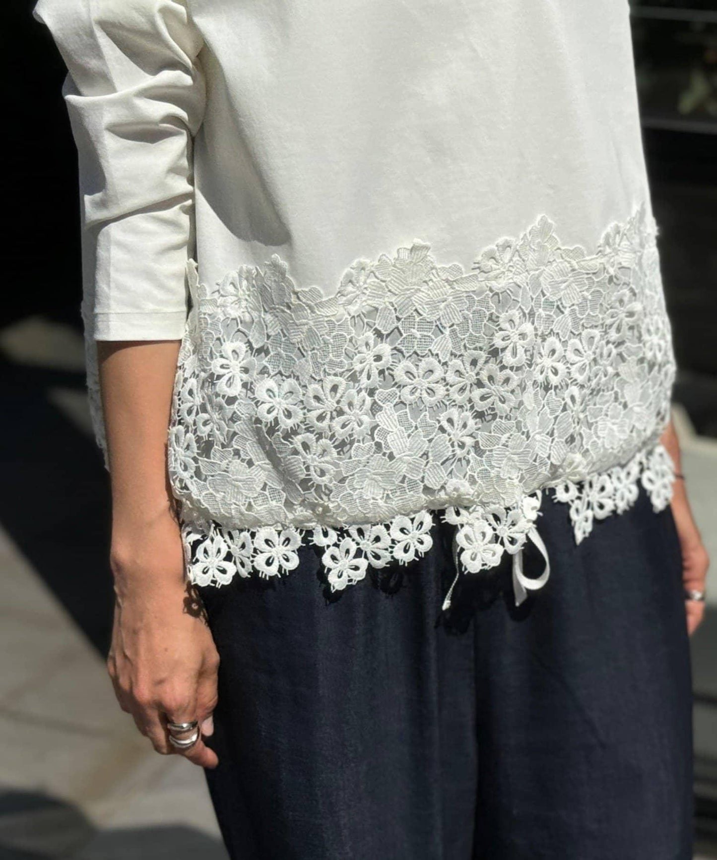 下襬蕾絲修身T恤