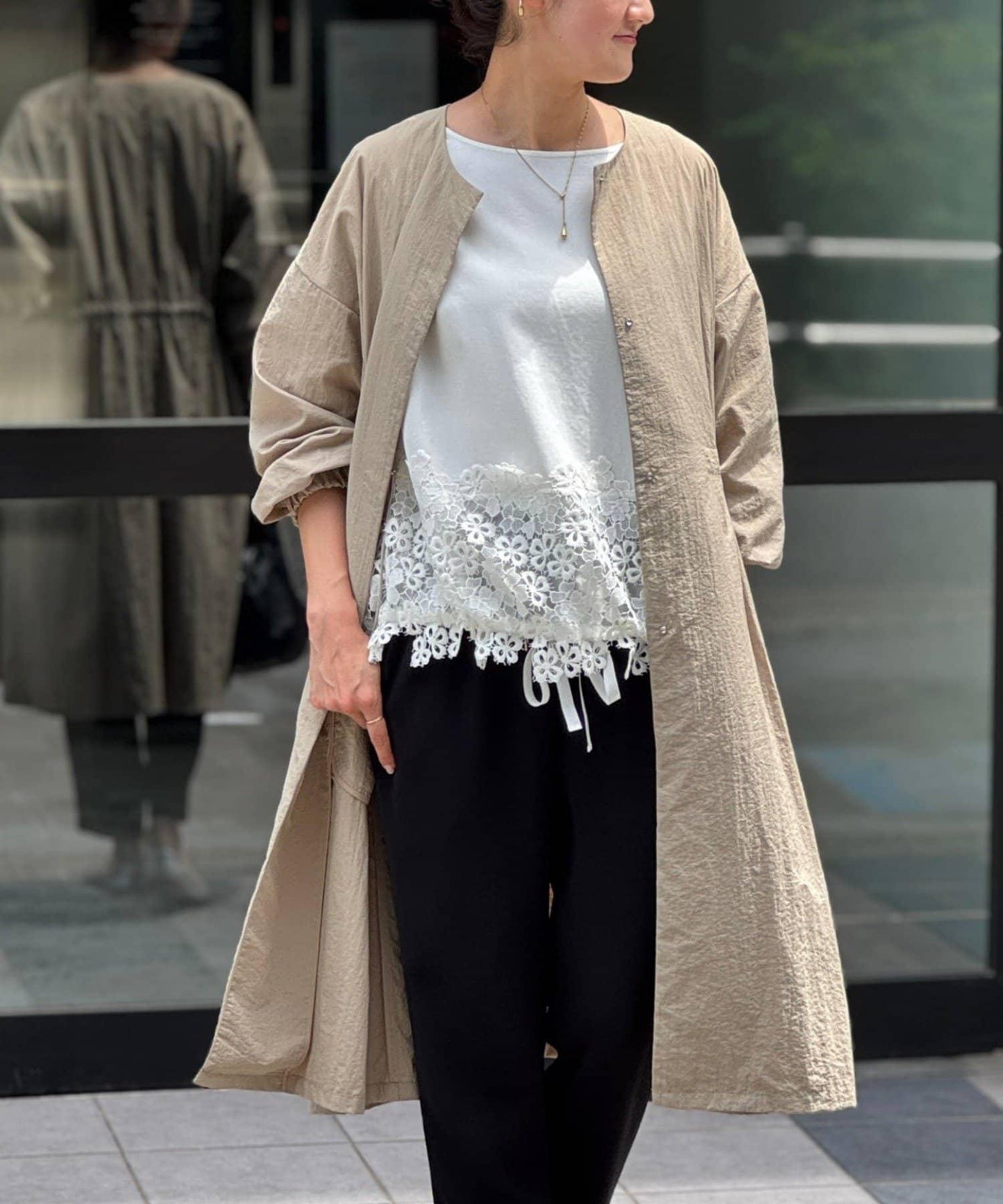 下襬蕾絲修身T恤