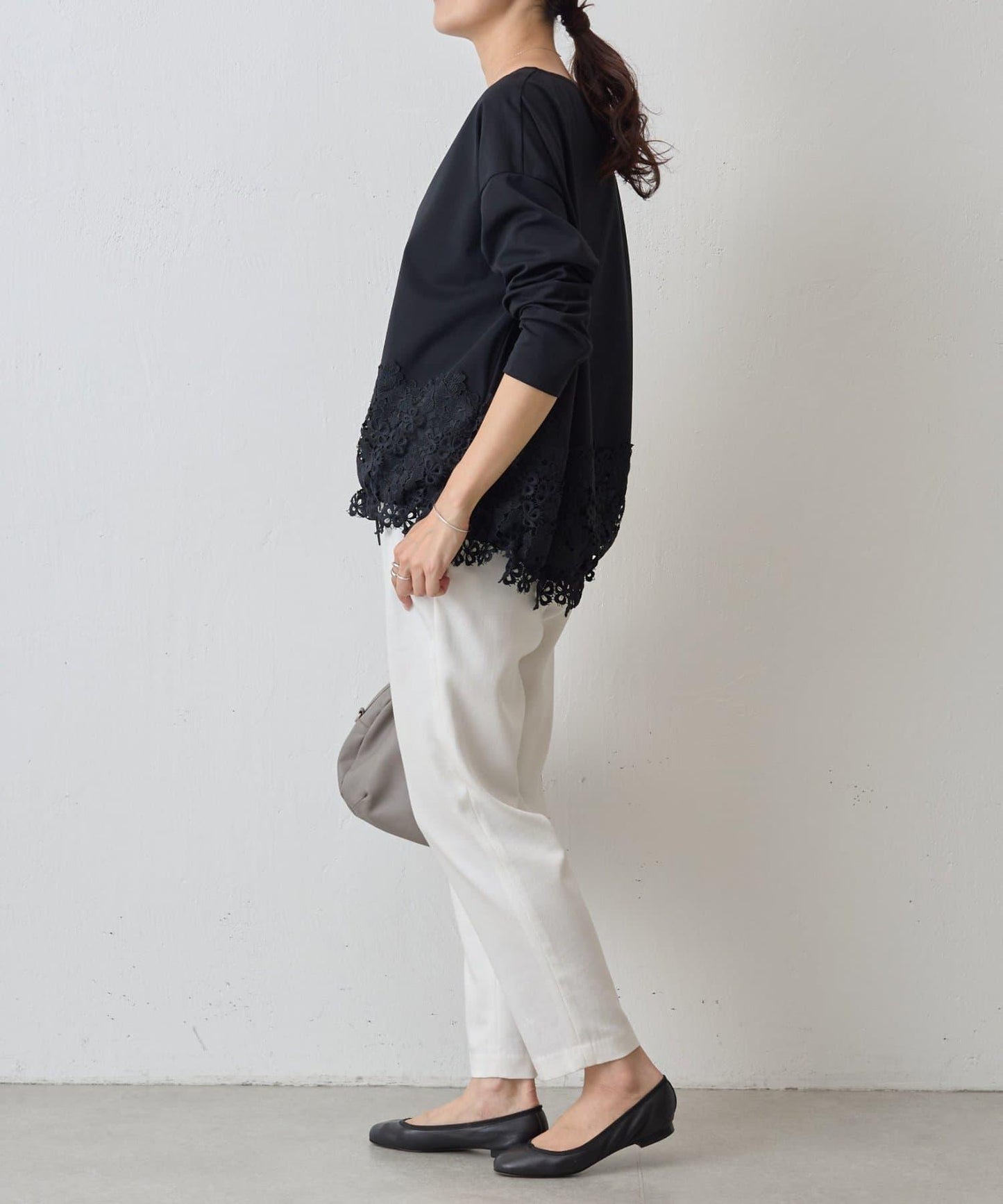 下襬蕾絲修身T恤