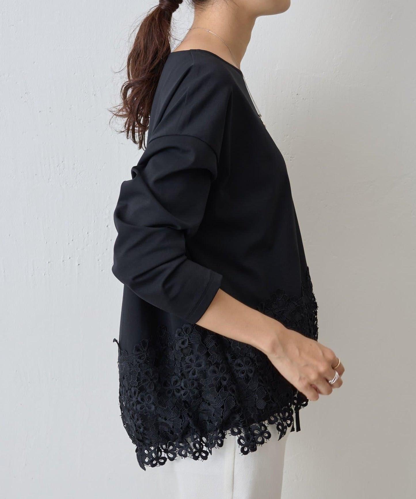 下襬蕾絲修身T恤