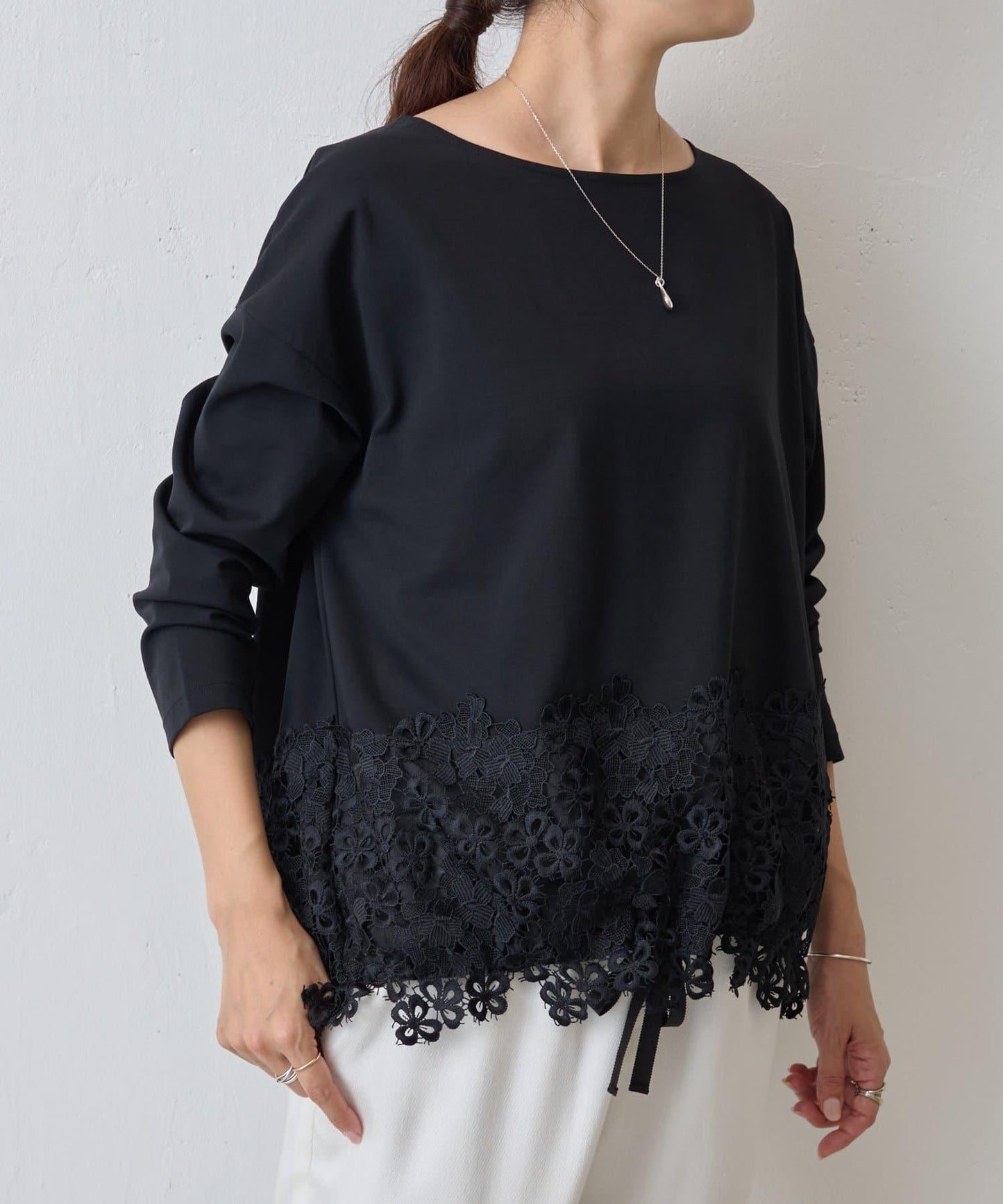 下襬蕾絲修身T恤