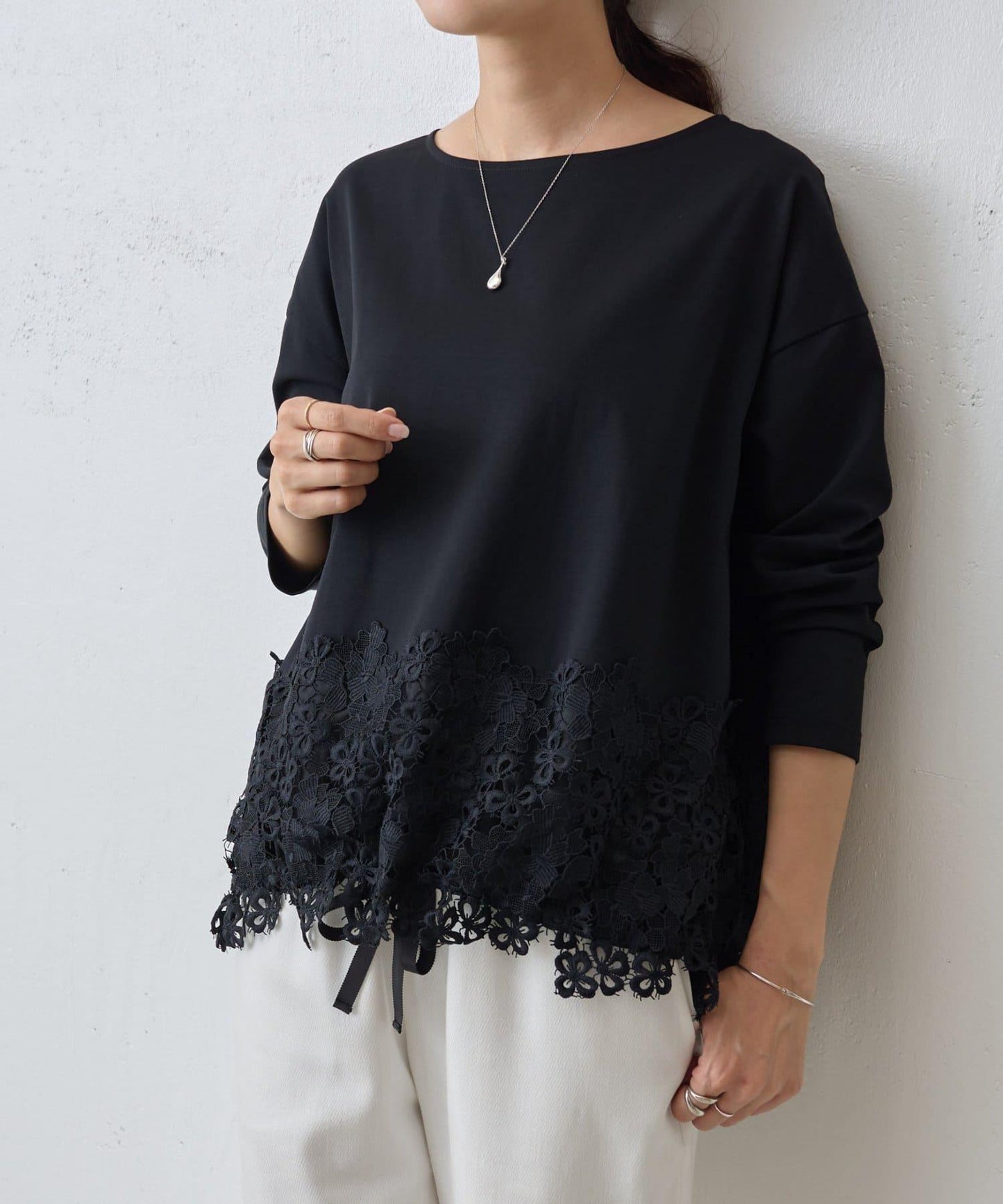 下襬蕾絲修身T恤