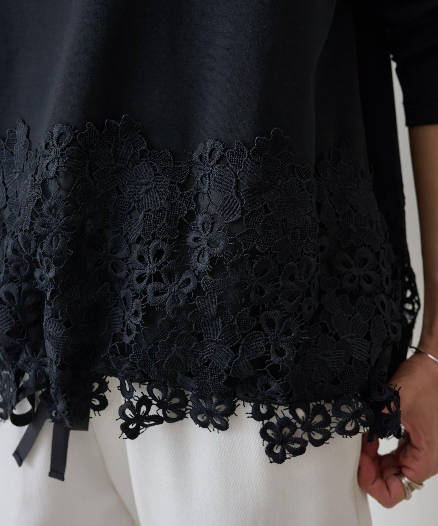 下襬蕾絲修身T恤