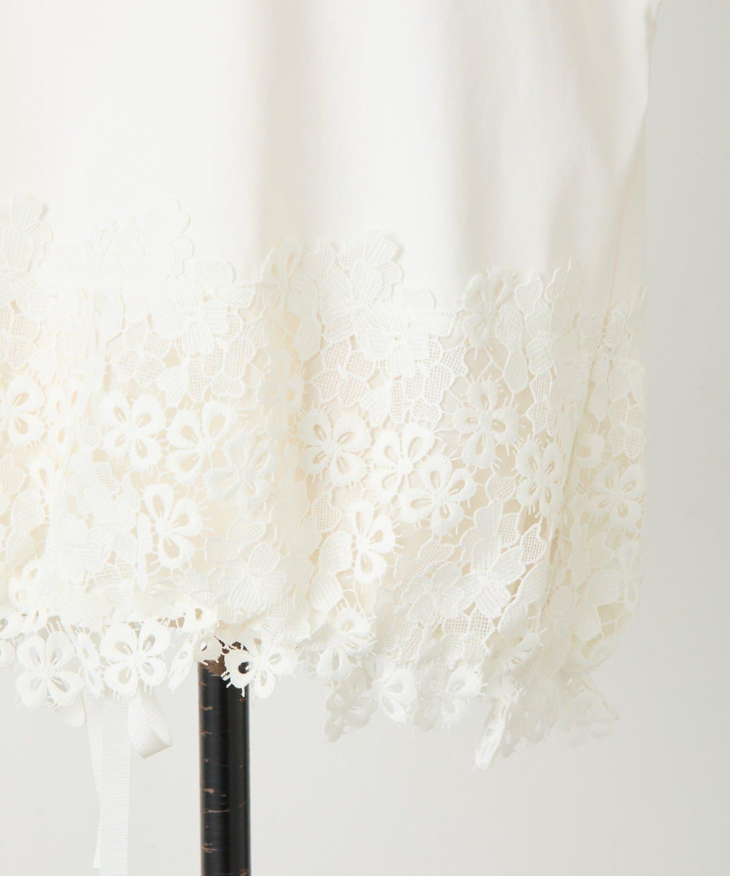 下襬蕾絲修身T恤