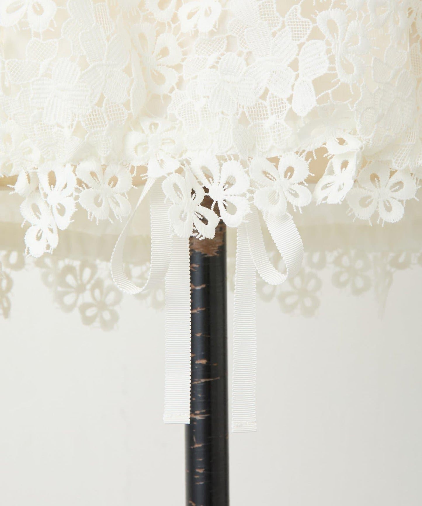 下襬蕾絲修身T恤