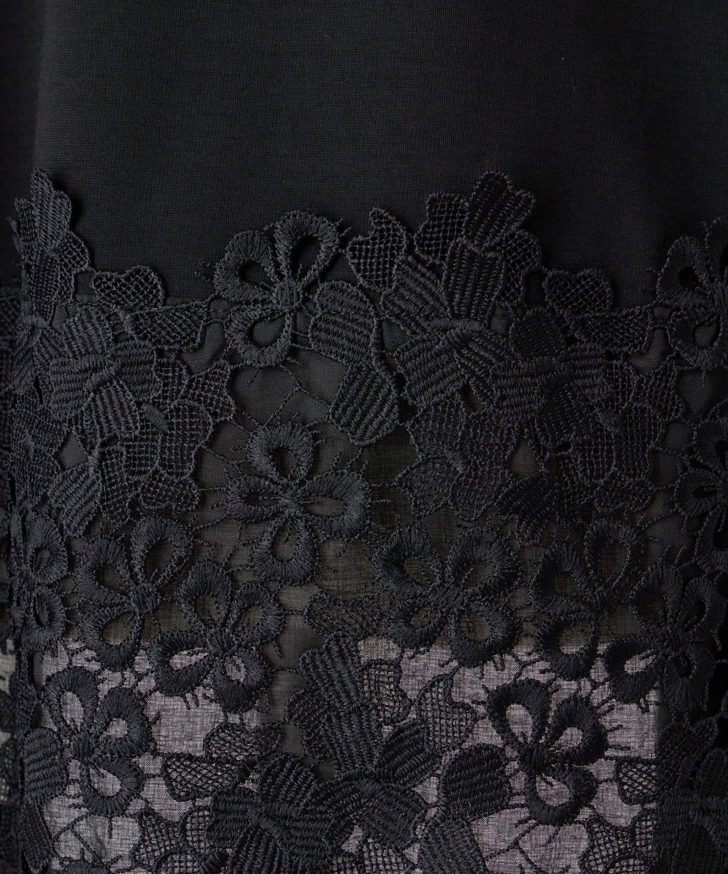 下襬蕾絲修身T恤