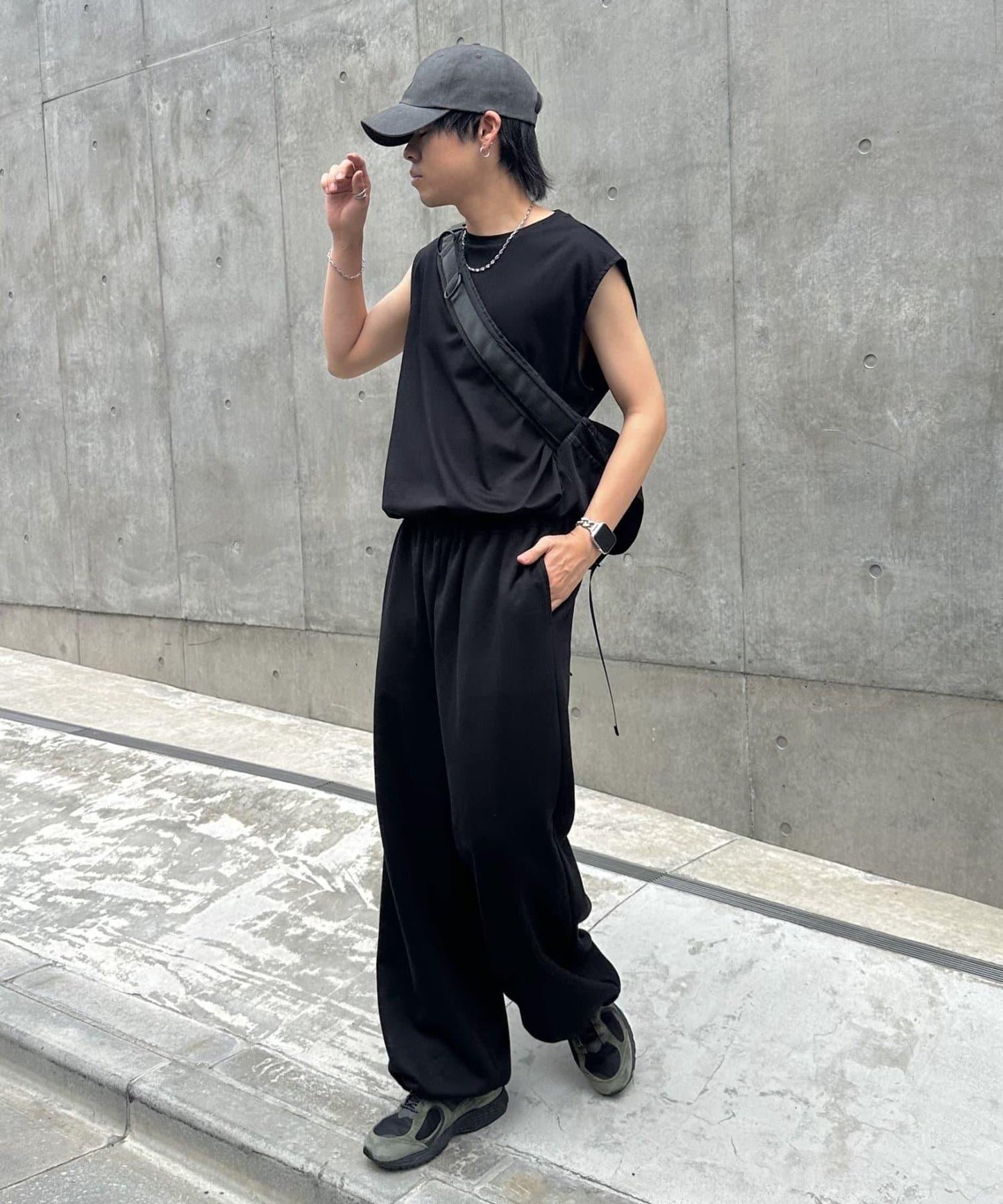 【男女通用/輕量380克】防水軟尼龍信使包