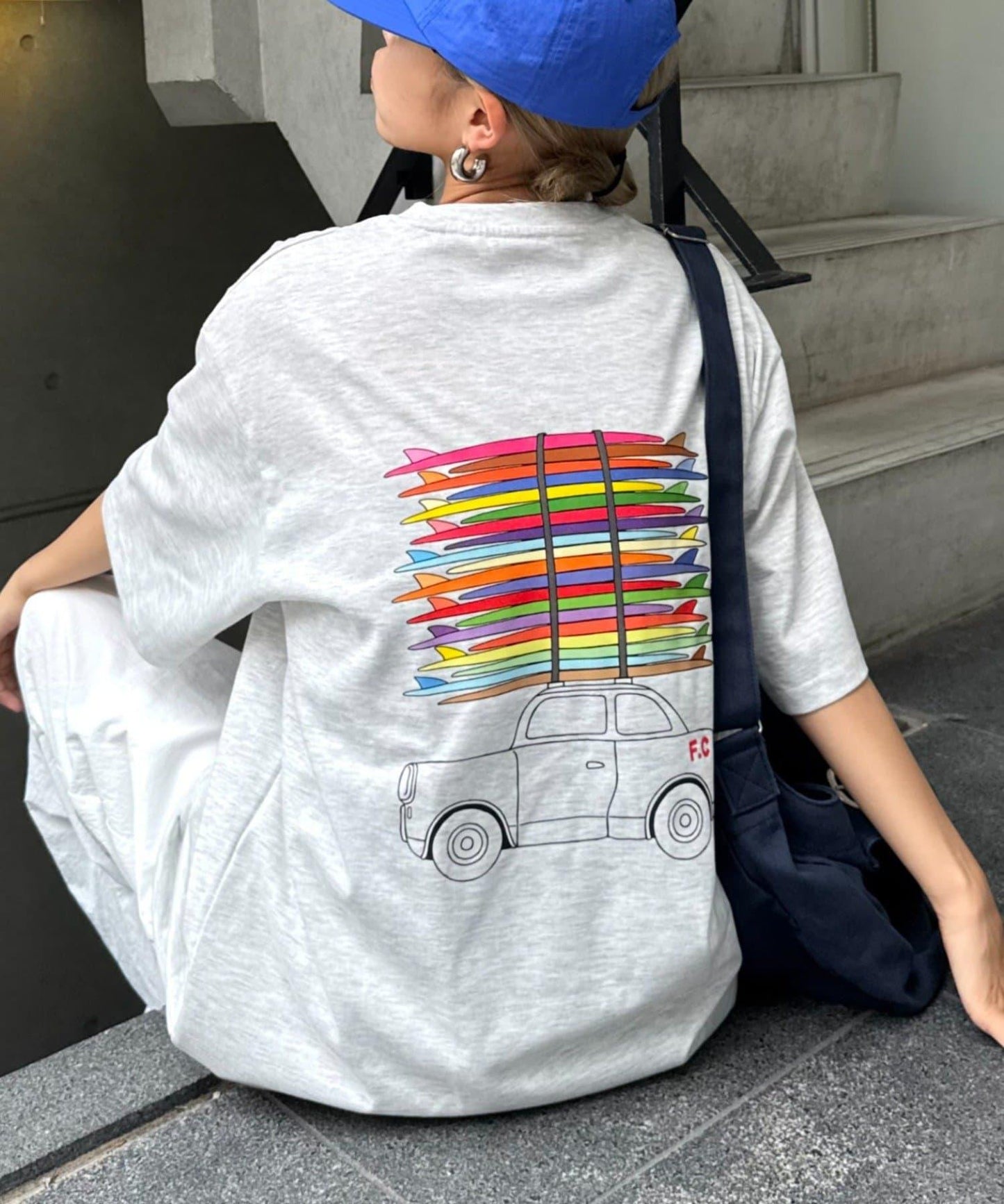 【Franklin Climbing】衝浪板和汽車背景印花T恤