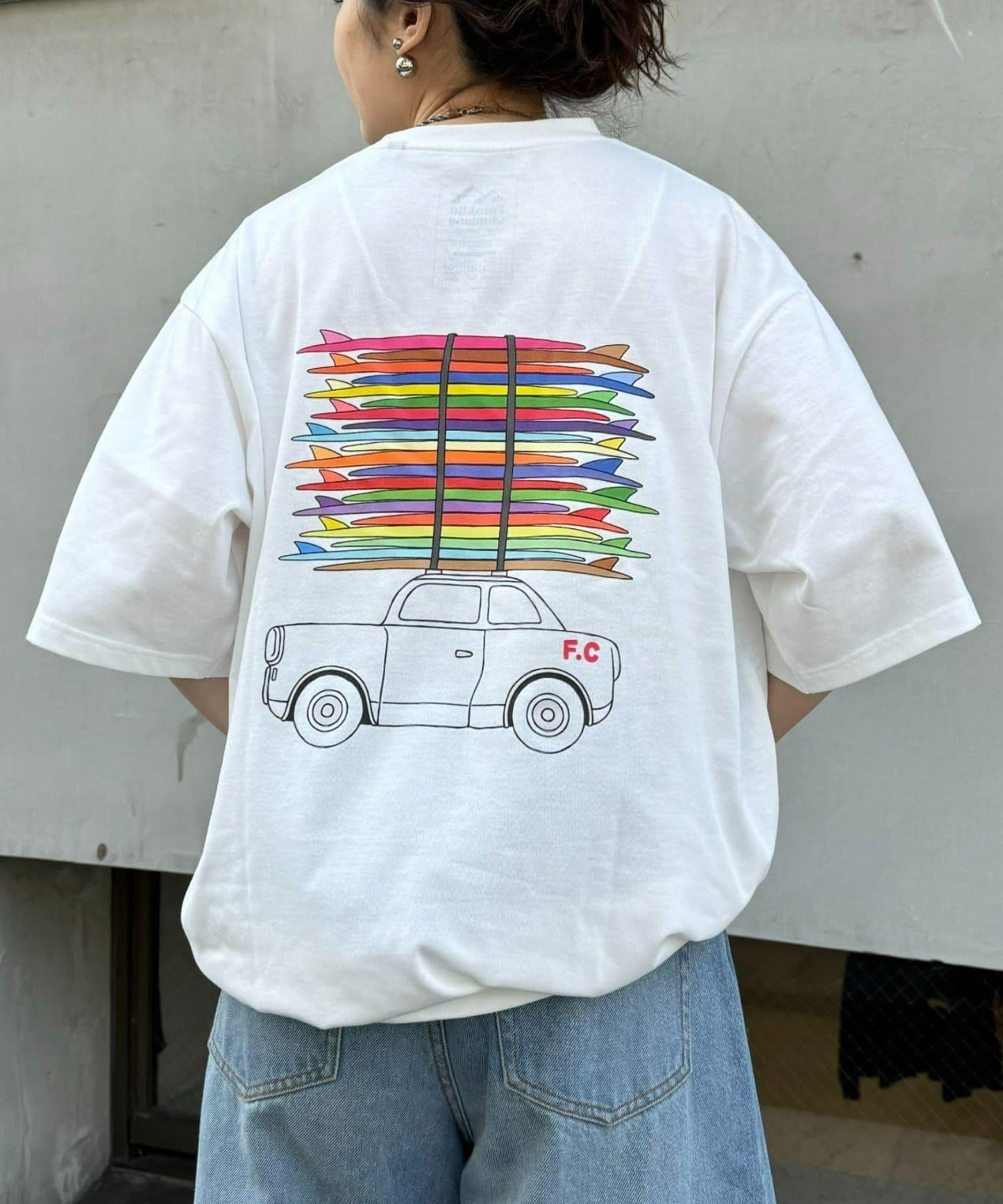 【Franklin Climbing】衝浪板和汽車背景印花T恤