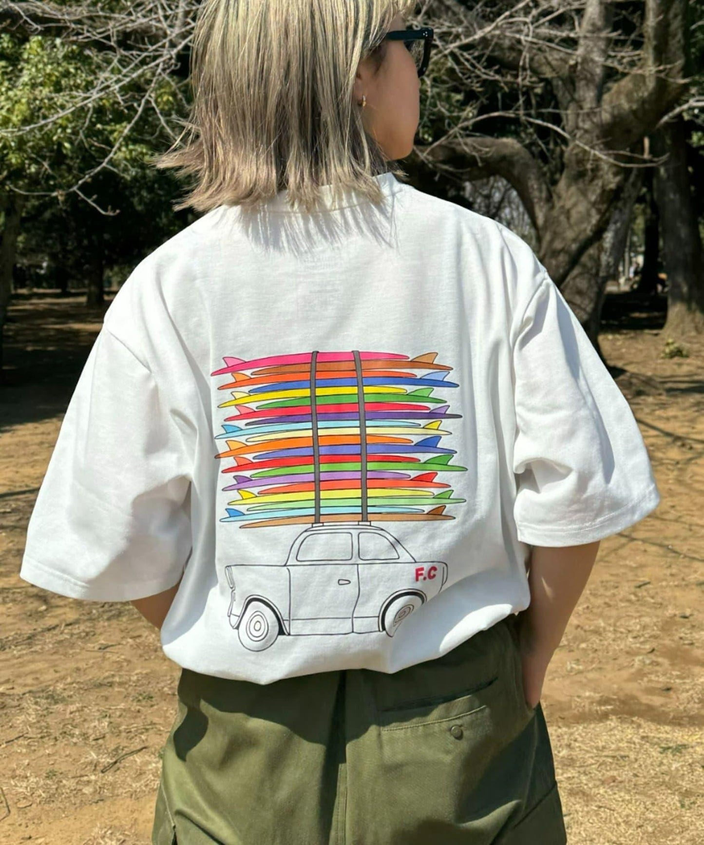 【Franklin Climbing】衝浪板和汽車背景印花T恤