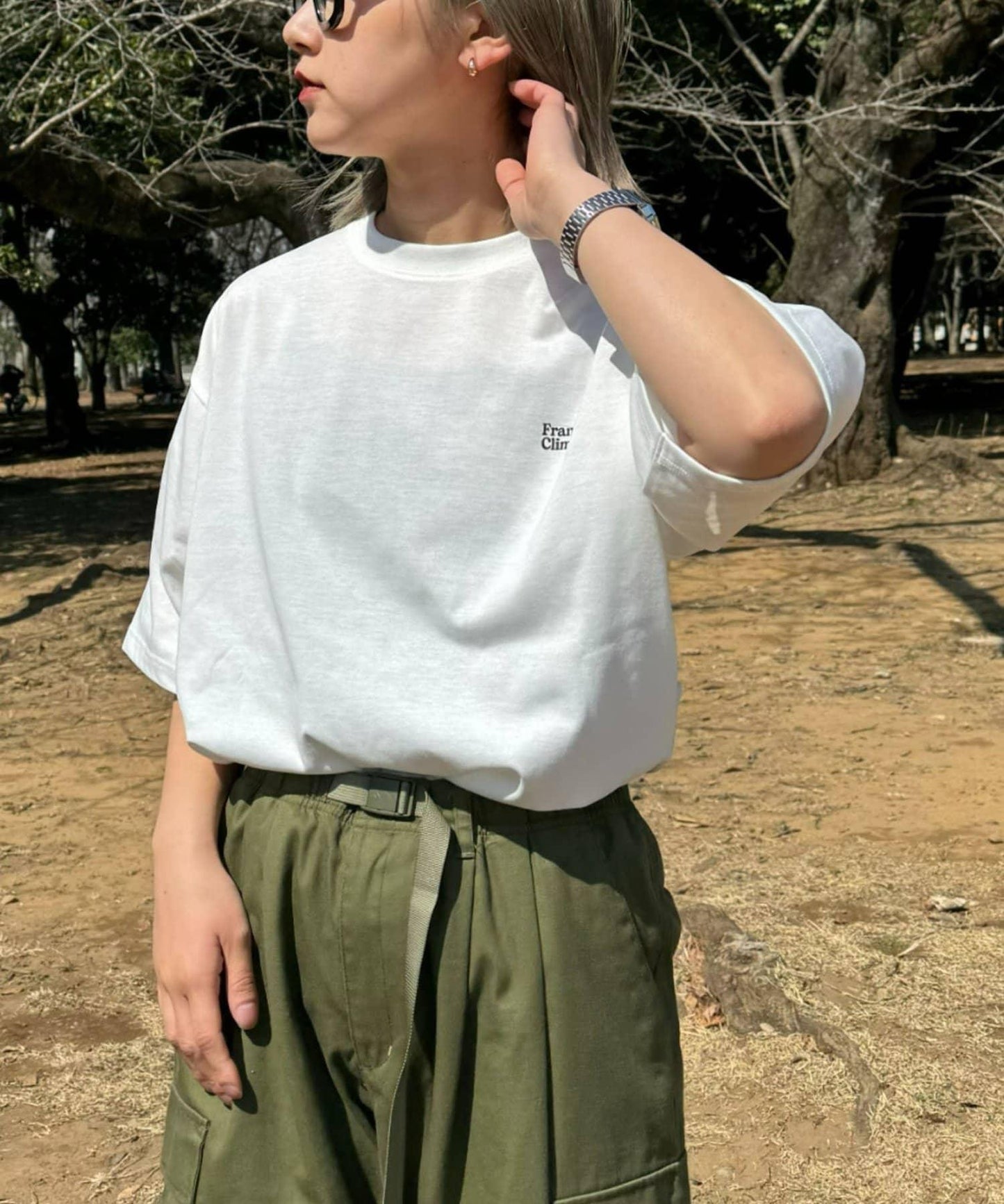 【Franklin Climbing】衝浪板和汽車背景印花T恤