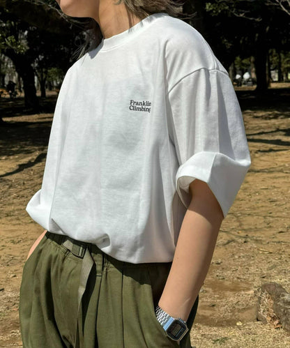 【Franklin Climbing】衝浪板和汽車背景印花T恤