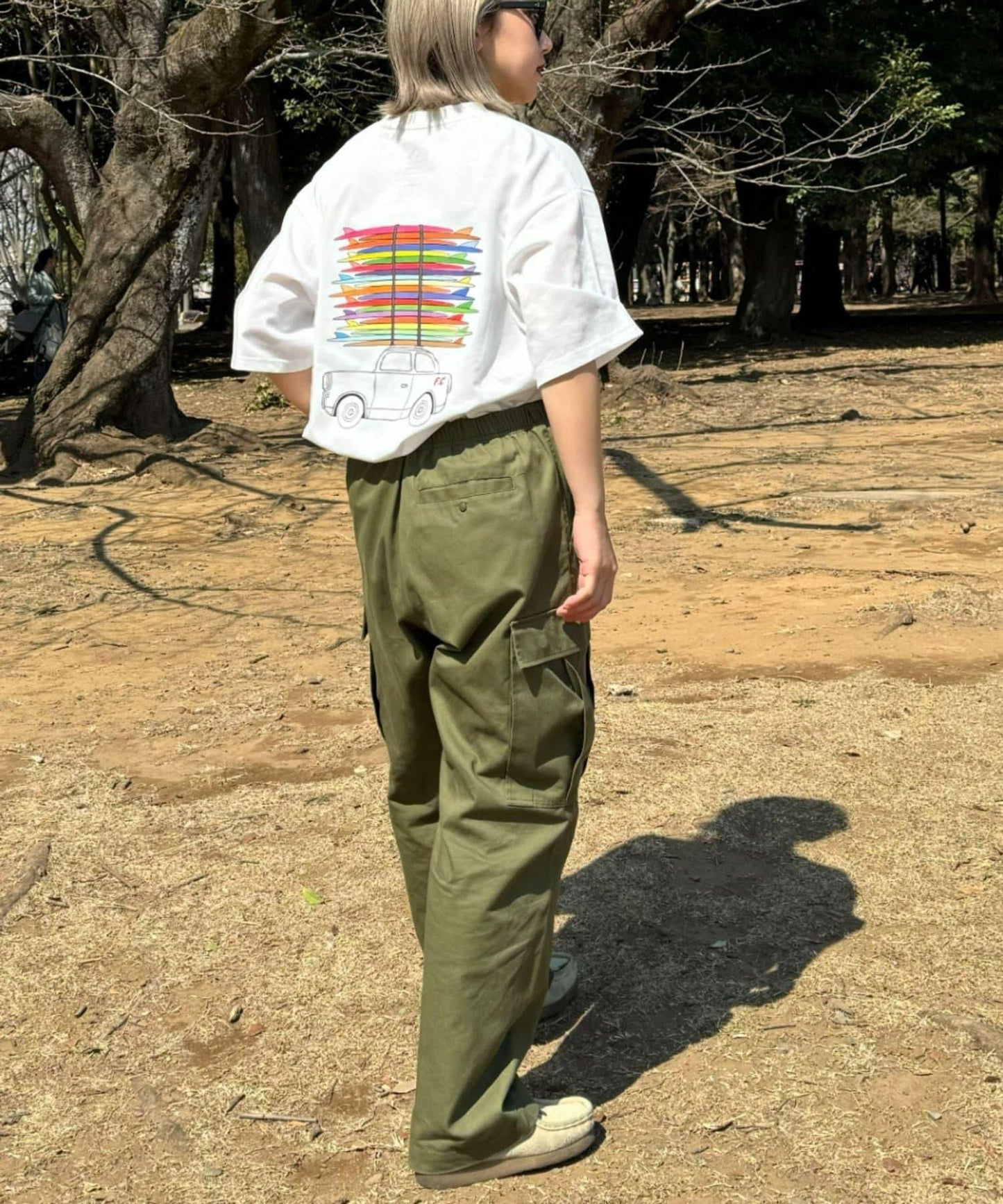 【Franklin Climbing】衝浪板和汽車背景印花T恤