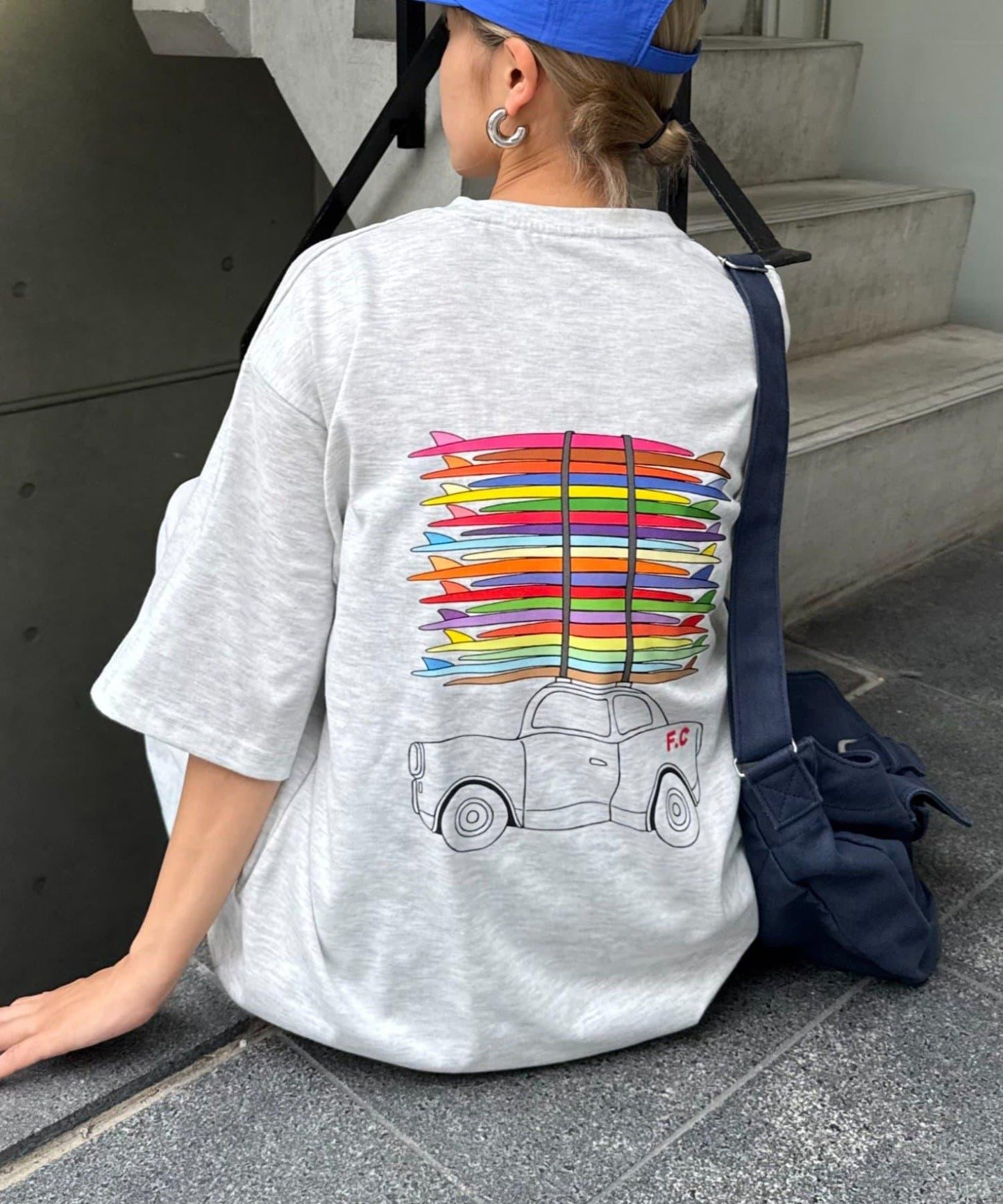 【Franklin Climbing】衝浪板和汽車背景印花T恤