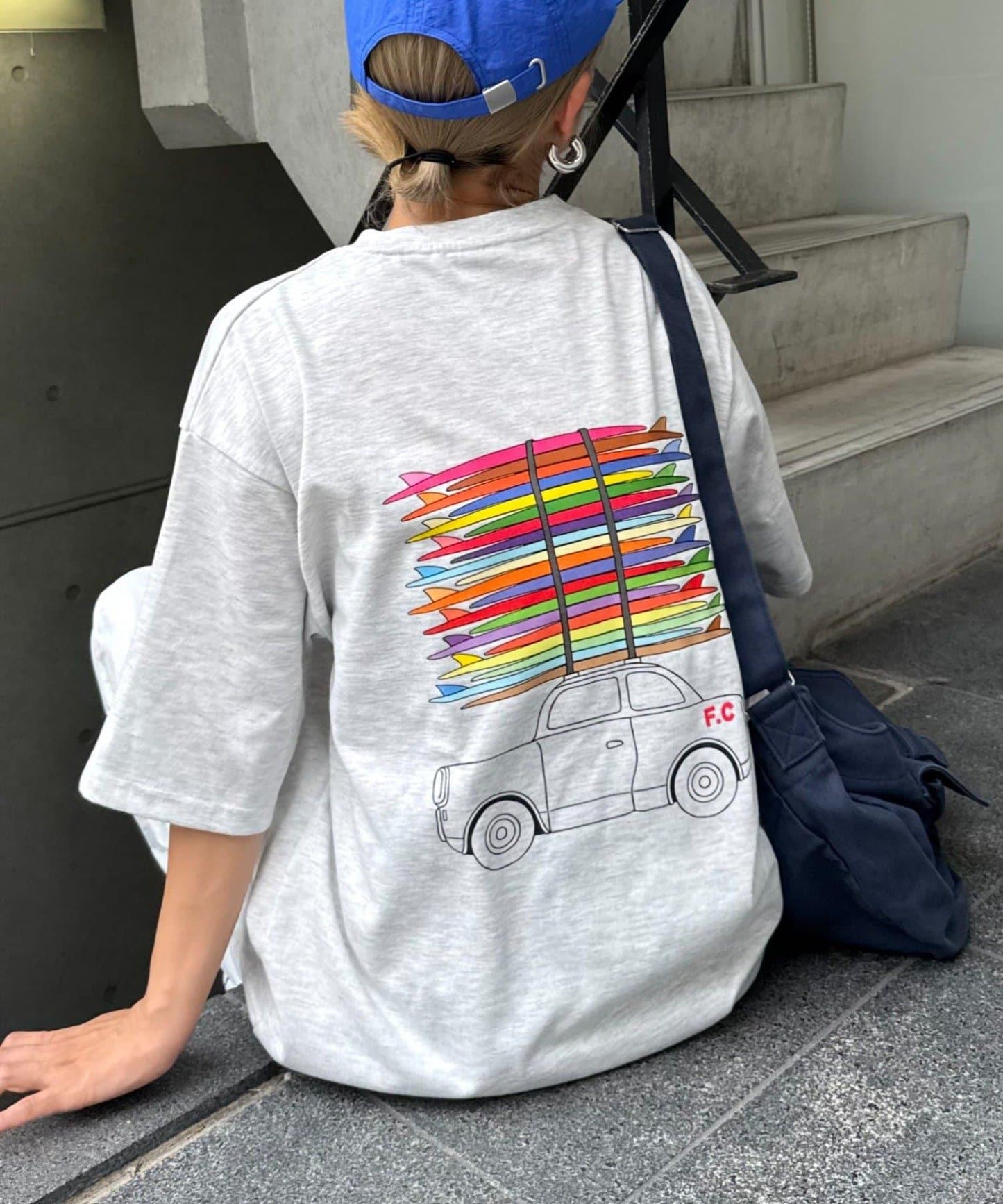 【Franklin Climbing】衝浪板和汽車背景印花T恤