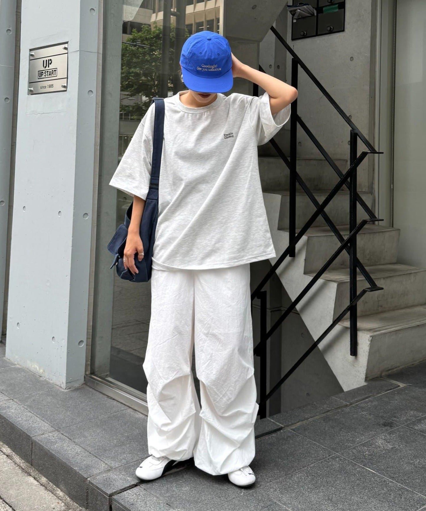 【Franklin Climbing】衝浪板和汽車背景印花T恤