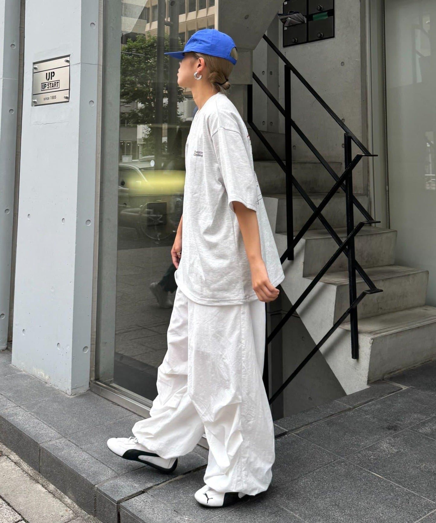 【Franklin Climbing】衝浪板和汽車背景印花T恤