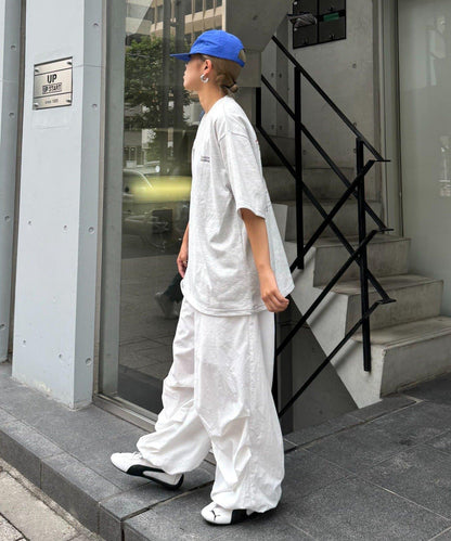 【Franklin Climbing】衝浪板和汽車背景印花T恤