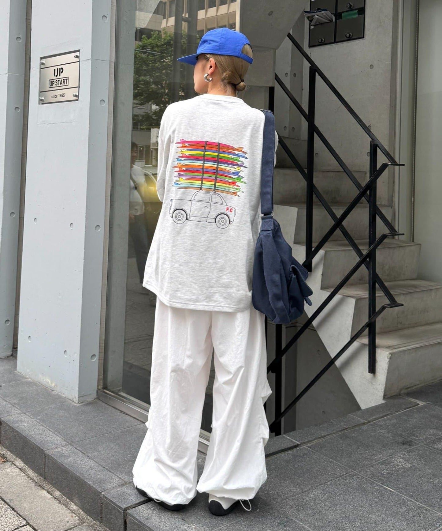 【Franklin Climbing】衝浪板和汽車背景印花T恤