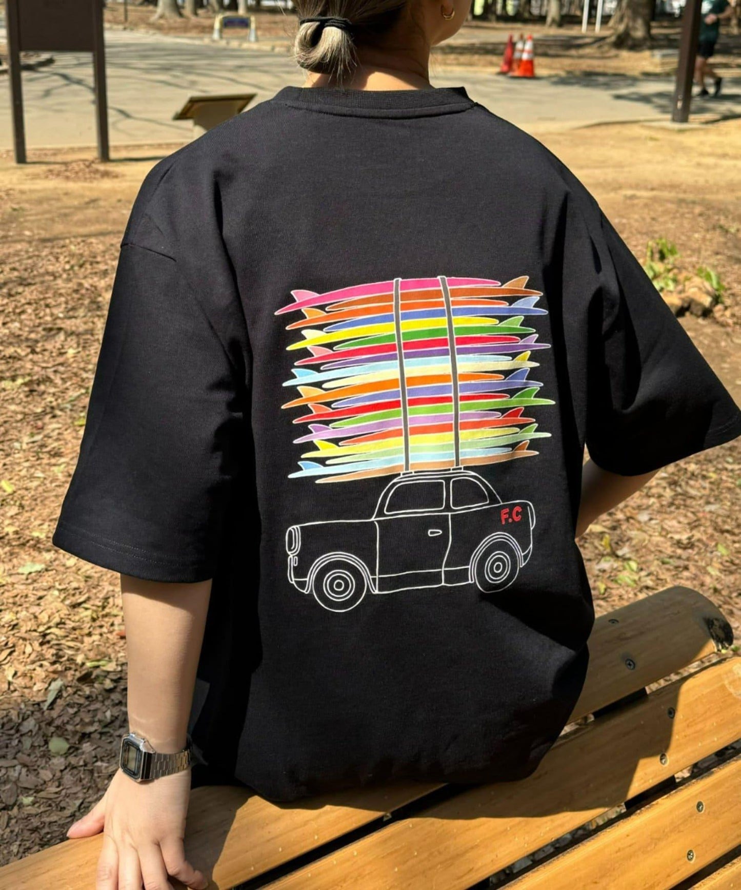 【Franklin Climbing】衝浪板和汽車背景印花T恤