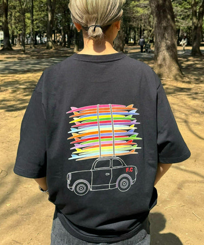 【Franklin Climbing】衝浪板和汽車背景印花T恤