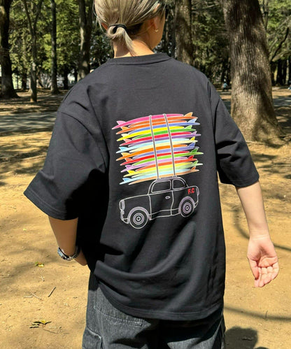 【Franklin Climbing】衝浪板和汽車背景印花T恤