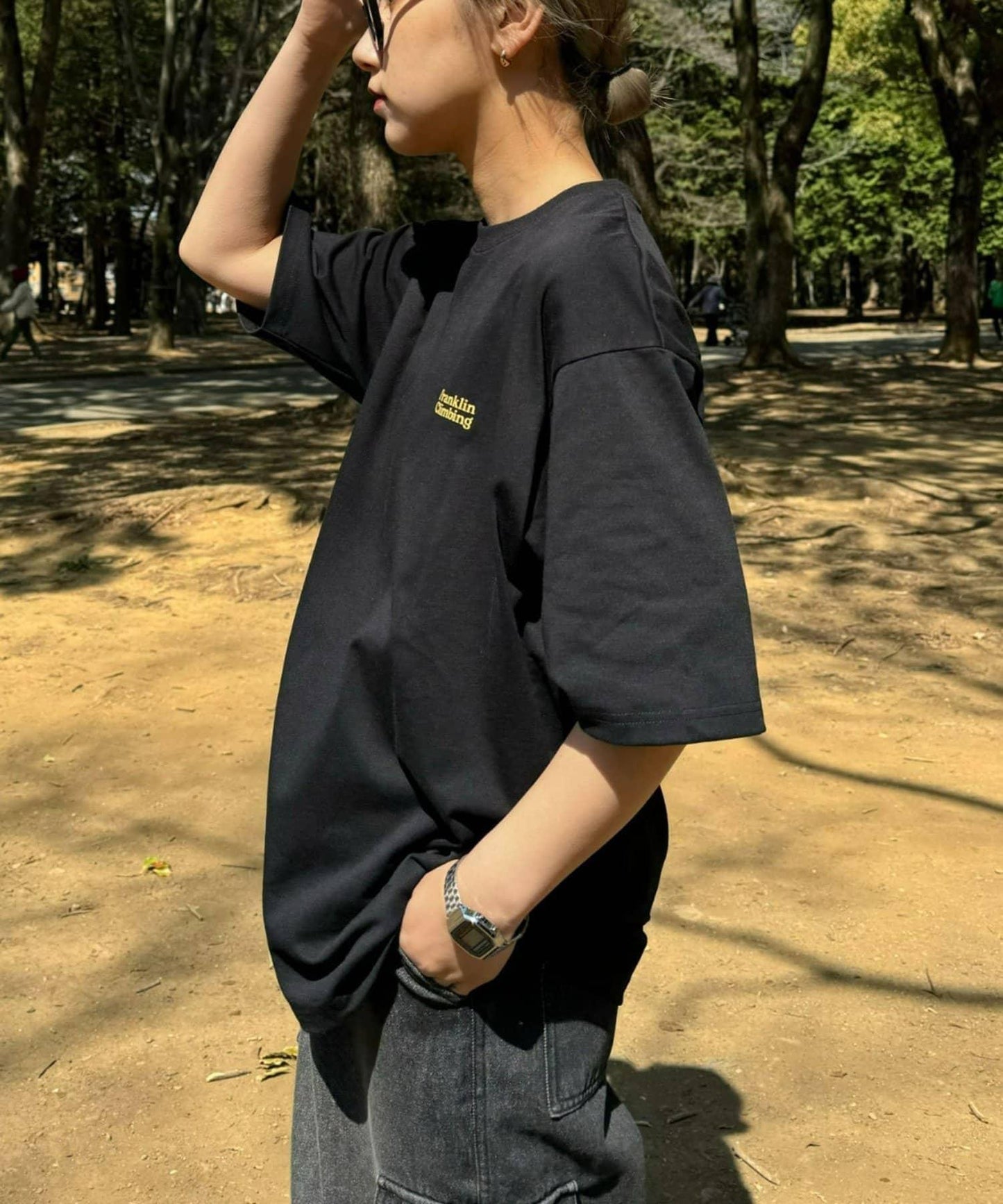 【Franklin Climbing】衝浪板和汽車背景印花T恤