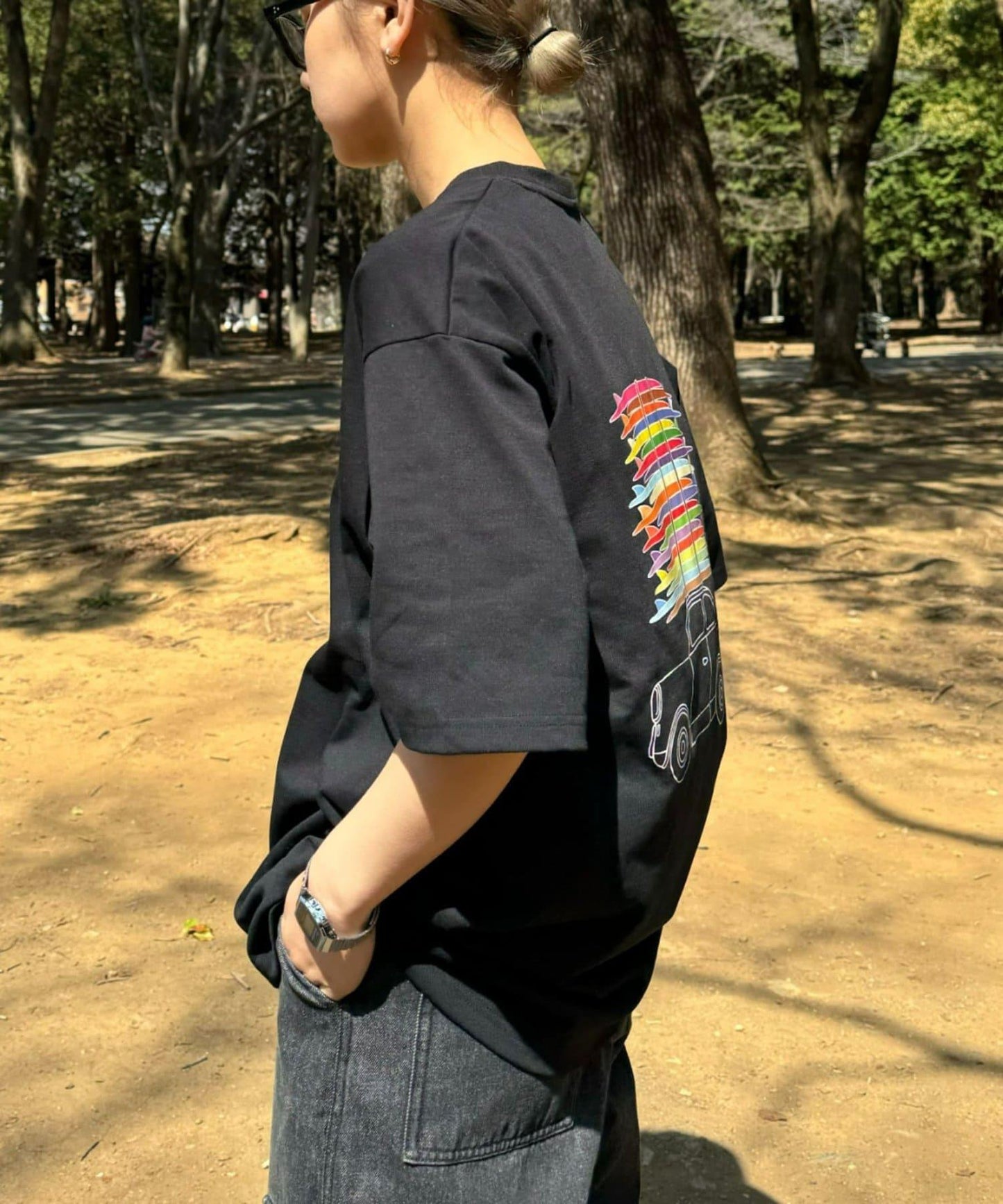 【Franklin Climbing】衝浪板和汽車背景印花T恤