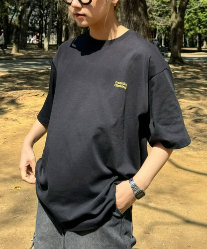 【Franklin Climbing】衝浪板和汽車背景印花T恤