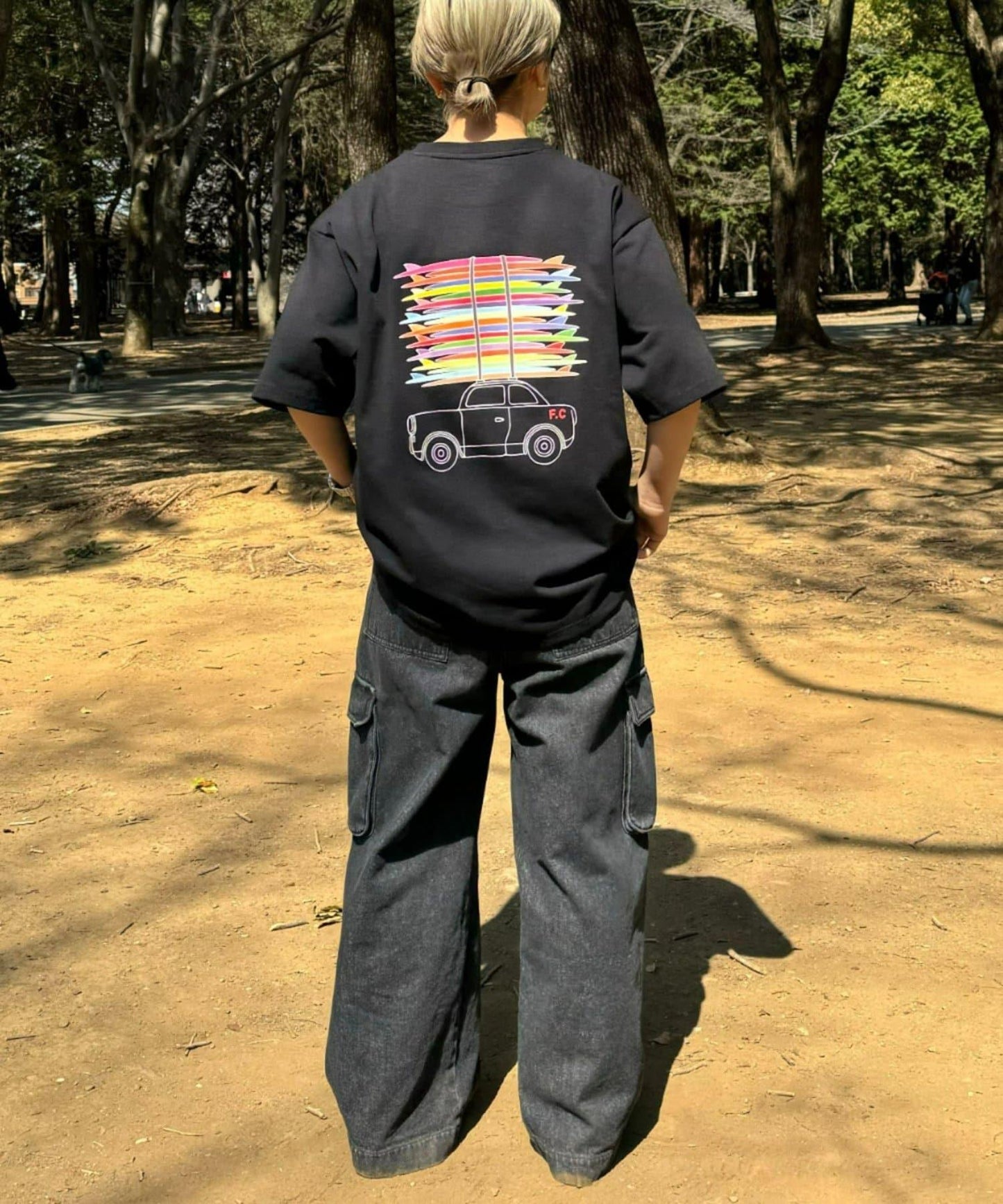 【Franklin Climbing】衝浪板和汽車背景印花T恤