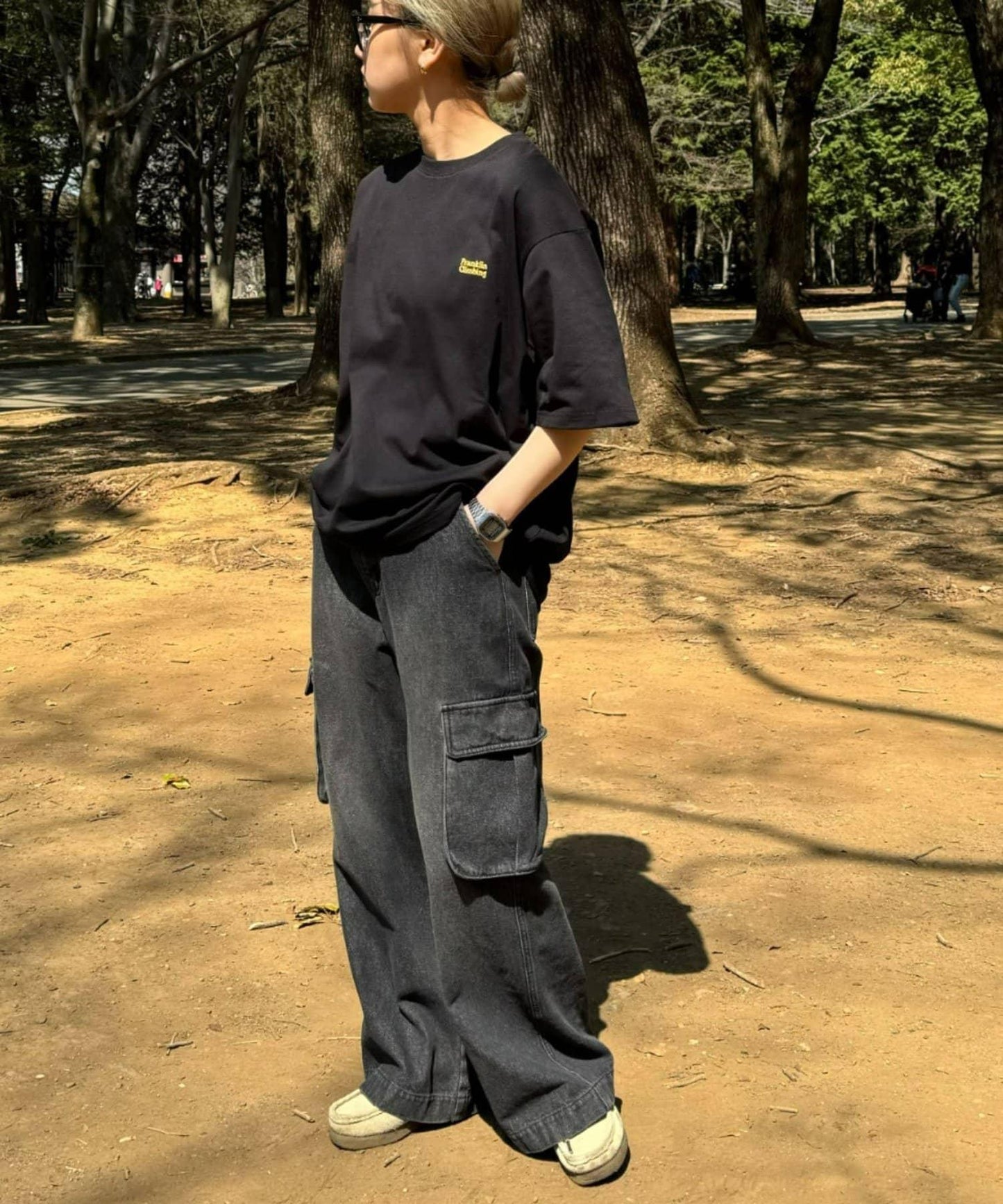 【Franklin Climbing】衝浪板和汽車背景印花T恤