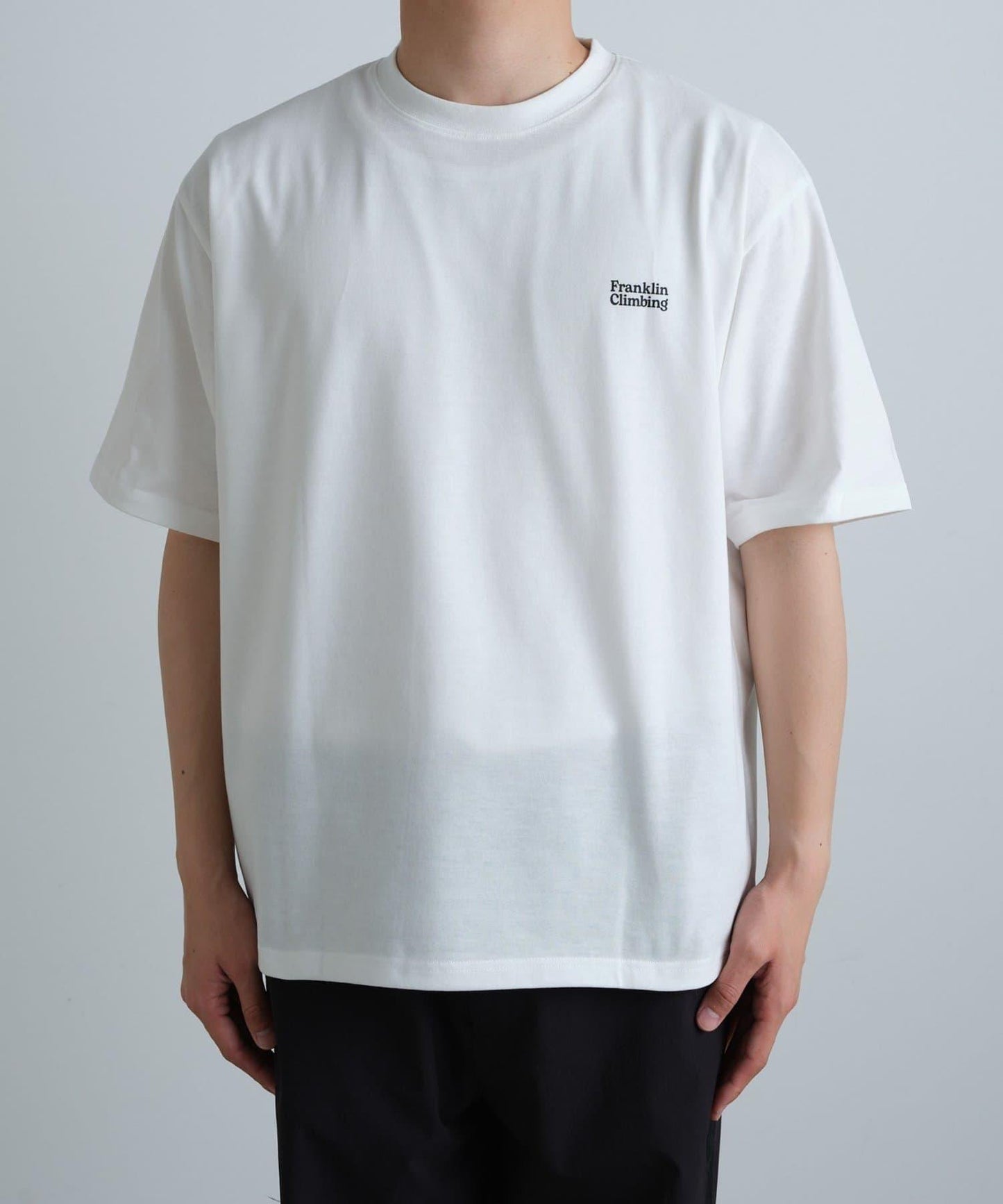 【Franklin Climbing】衝浪板和汽車背景印花T恤