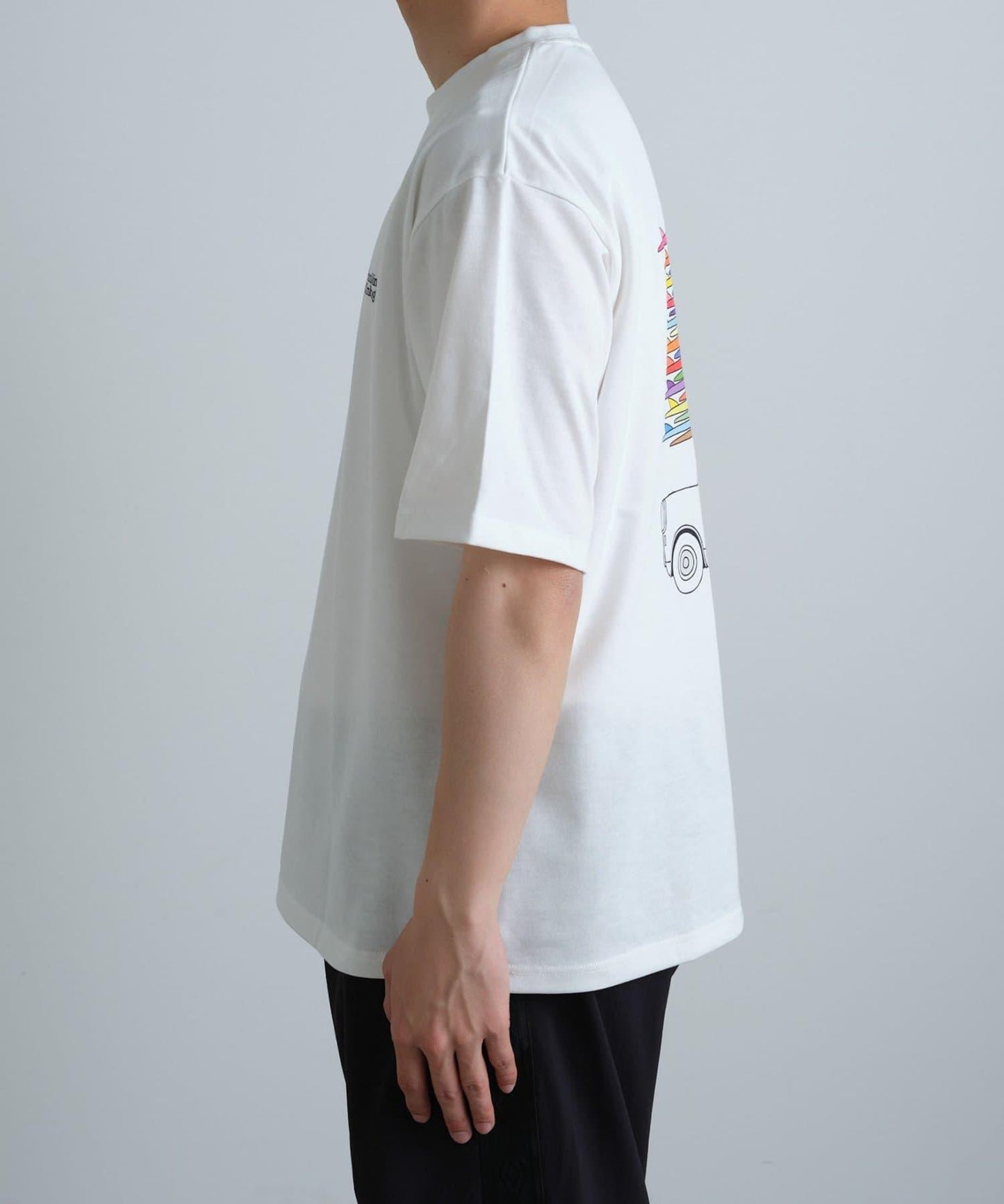 【Franklin Climbing】衝浪板和汽車背景印花T恤