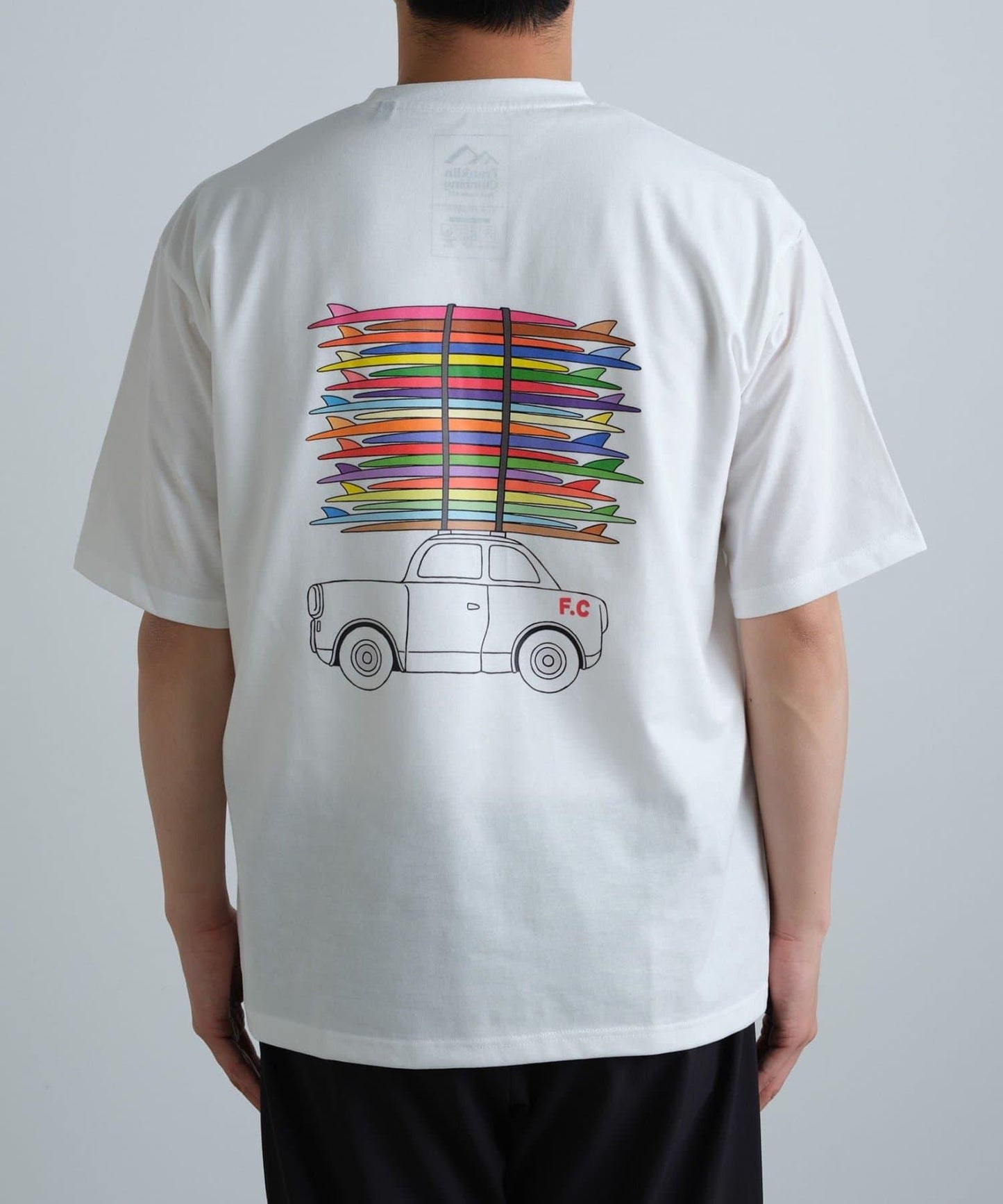 【Franklin Climbing】衝浪板和汽車背景印花T恤