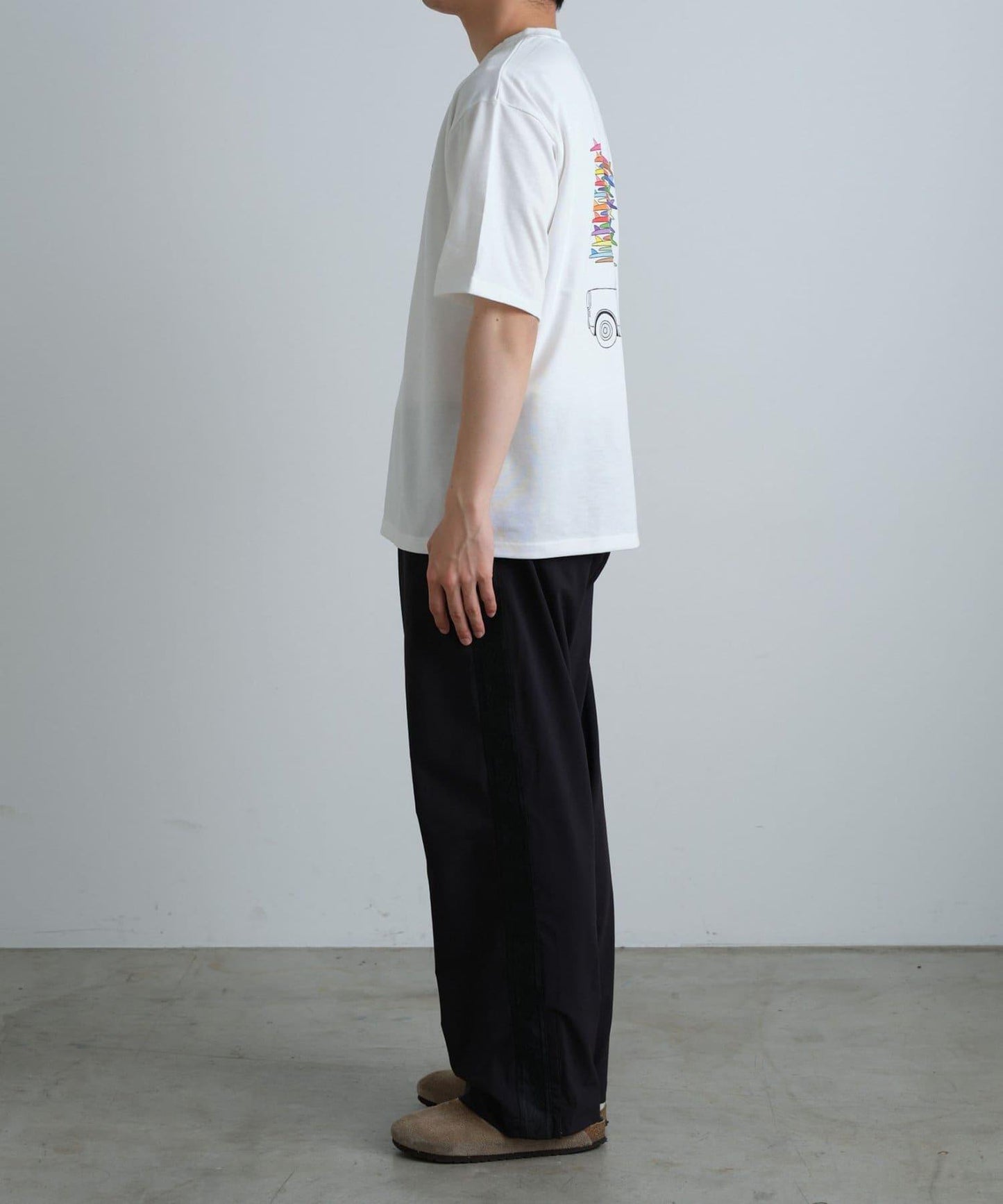 【Franklin Climbing】衝浪板和汽車背景印花T恤