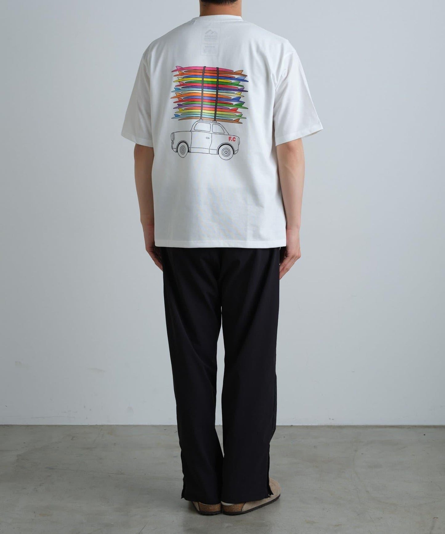 【Franklin Climbing】衝浪板和汽車背景印花T恤