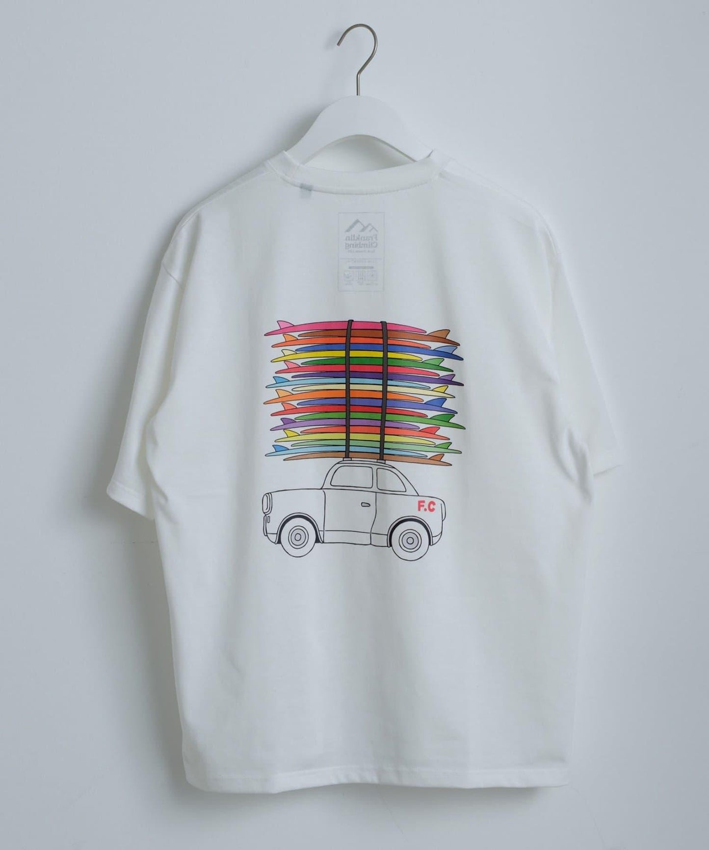 【Franklin Climbing】衝浪板和汽車背景印花T恤