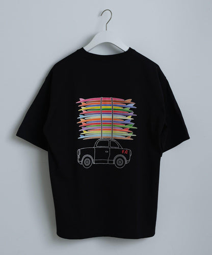 【Franklin Climbing】衝浪板和汽車背景印花T恤